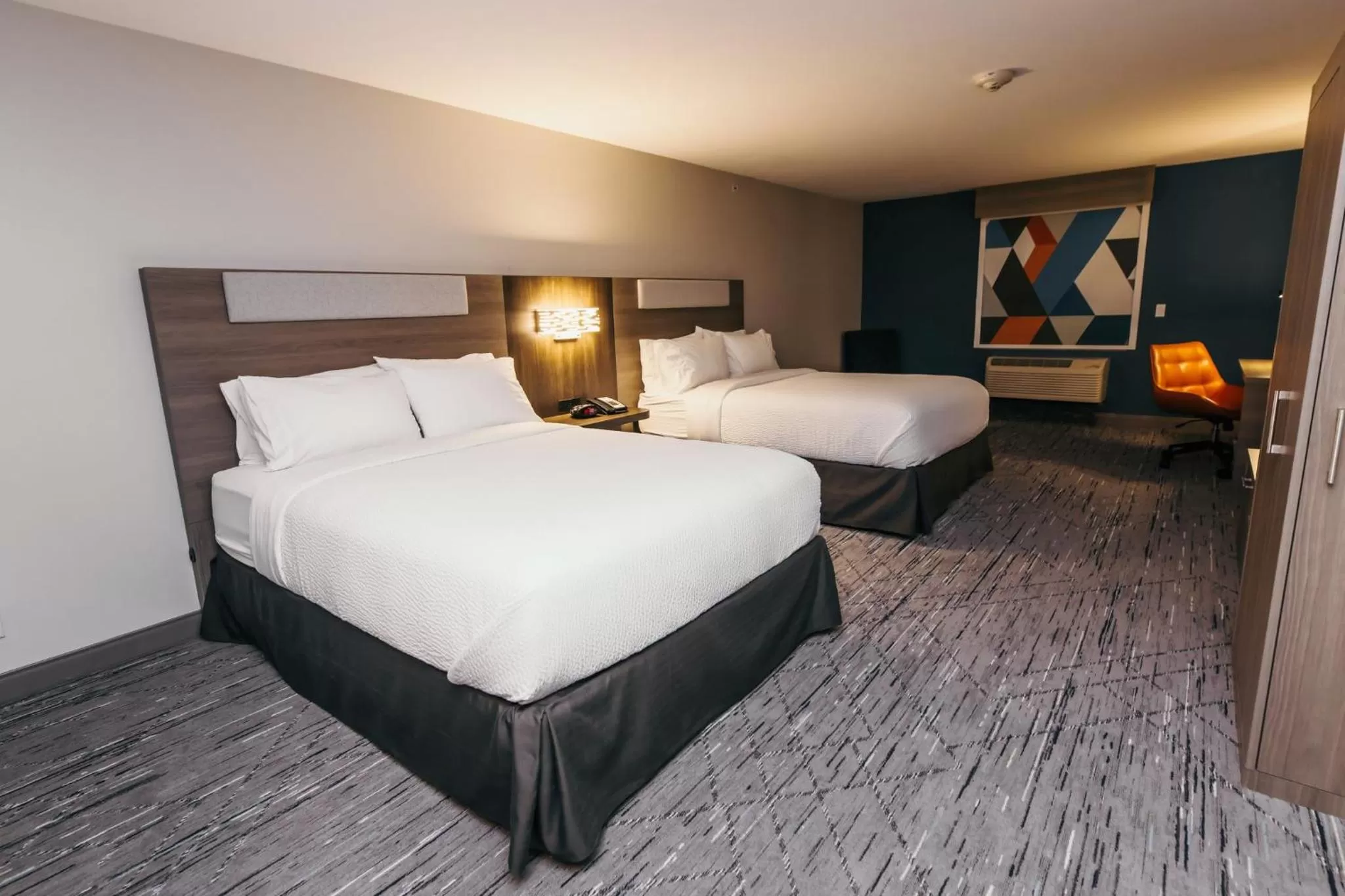 Photo of the whole room, Bed in Holiday Inn Express and Suites Urbandale Des Moines by IHG