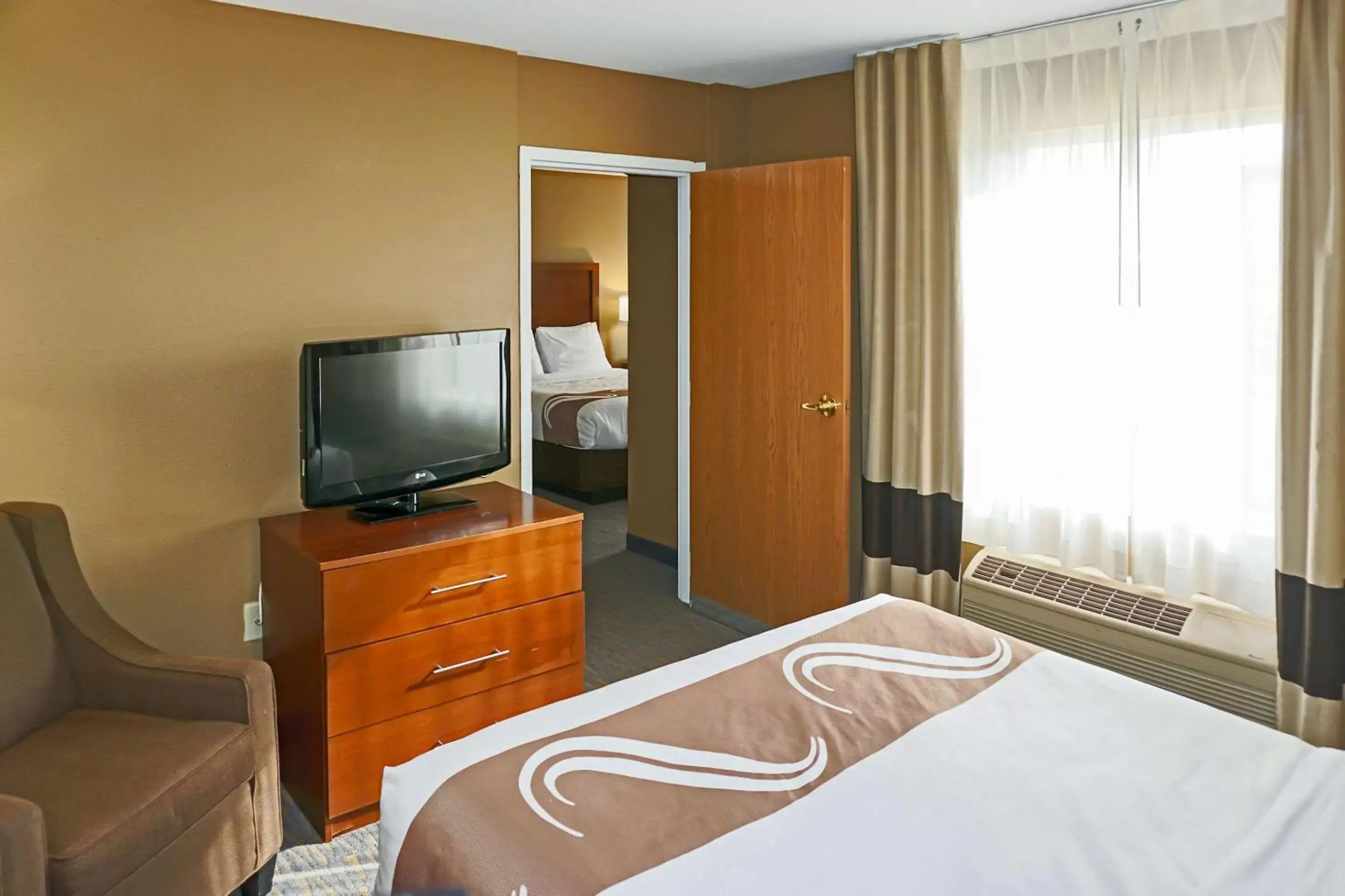 Bedroom, TV/Entertainment Center in Quality Inn & Suites Georgetown - Seaford