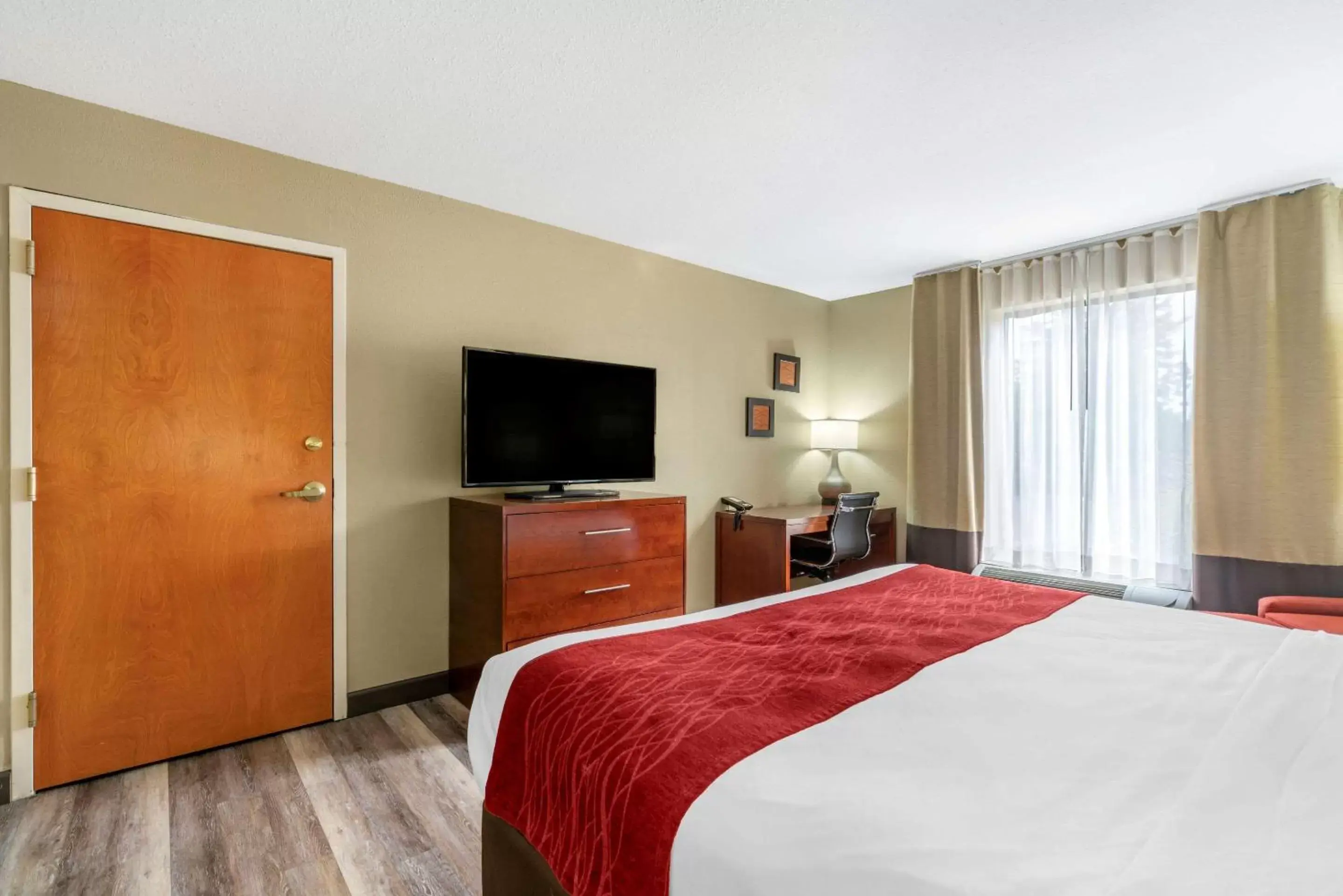 Photo of the whole room, Room Photo in Comfort Inn Near Six Flags St. Louis