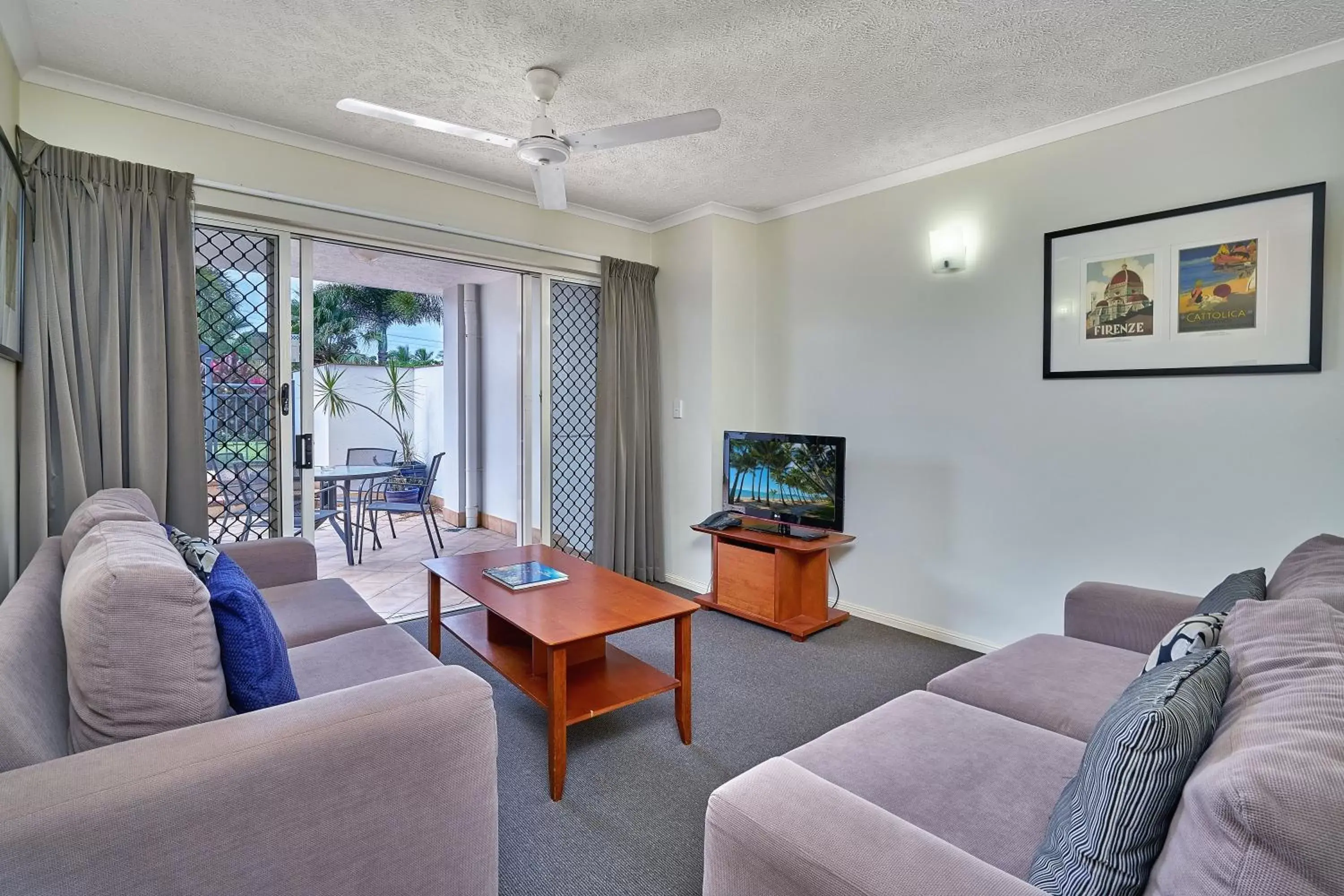 Living room, Seating Area in North Cove Waterfront Suites