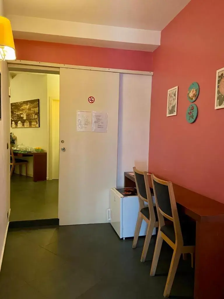 Bedroom, Dining Area in B&B Ventisei Scalini A Trastevere