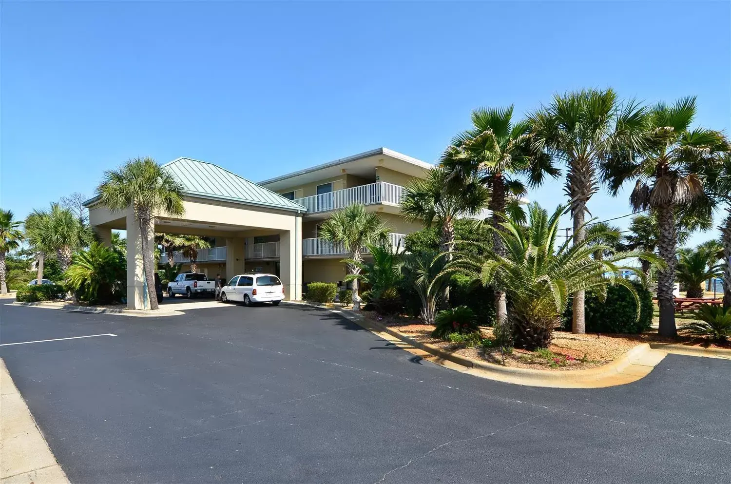 Facade/entrance, Property Building in Best Western Navarre Waterfront