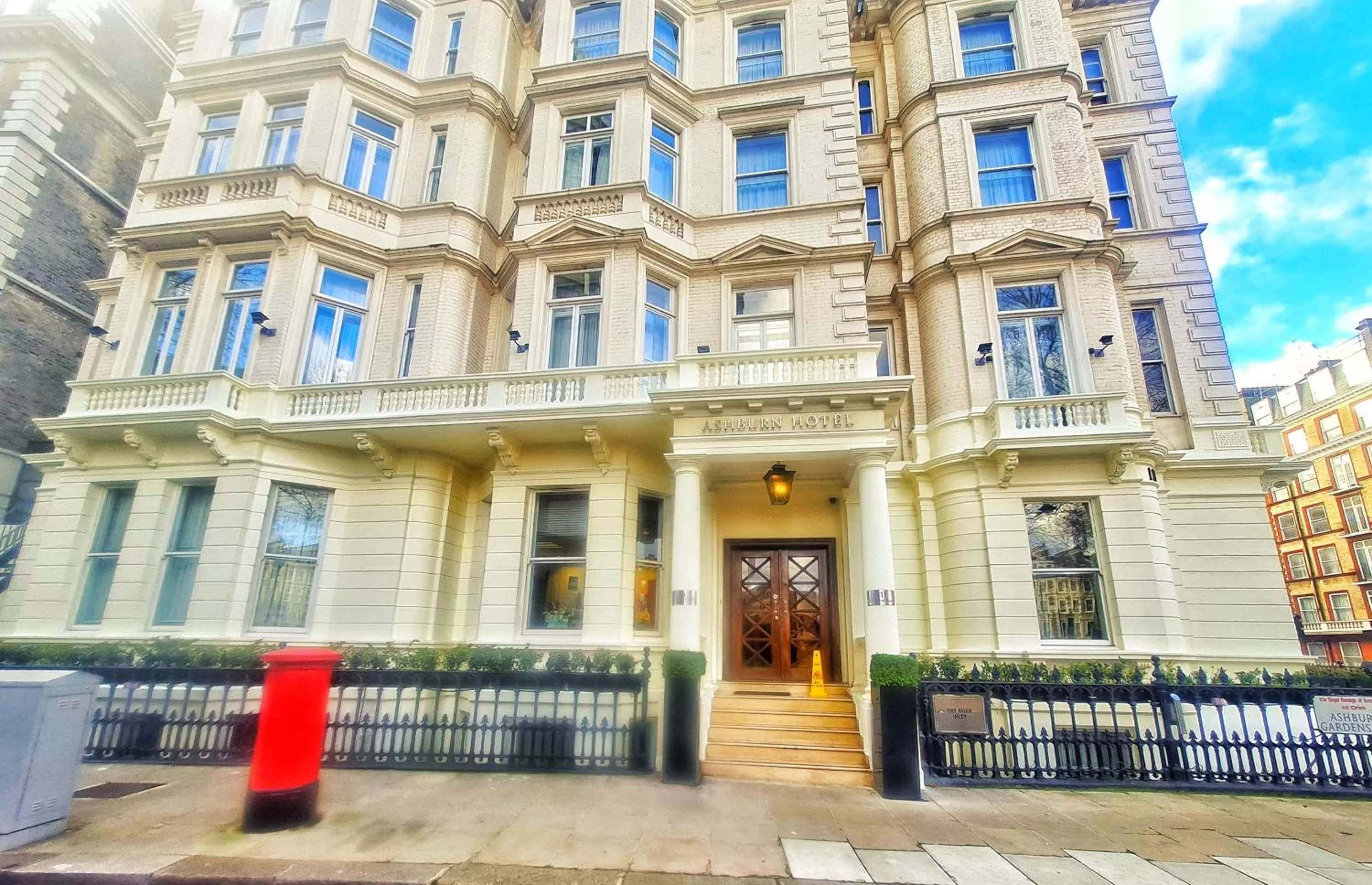 Property building in Ashburn Hotel