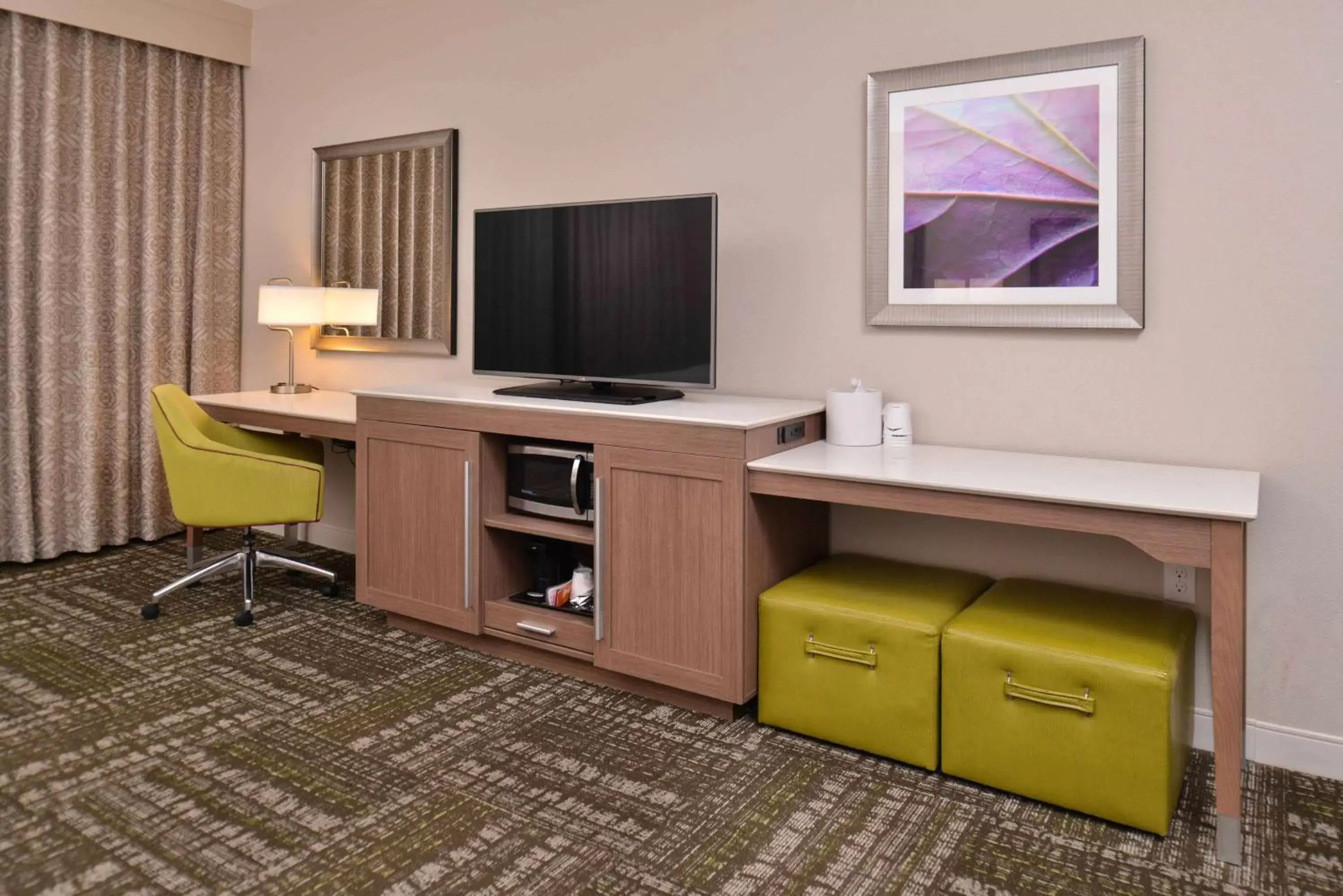 Bedroom, TV/Entertainment Center in Hampton Inn & Suites Dallas Market Center