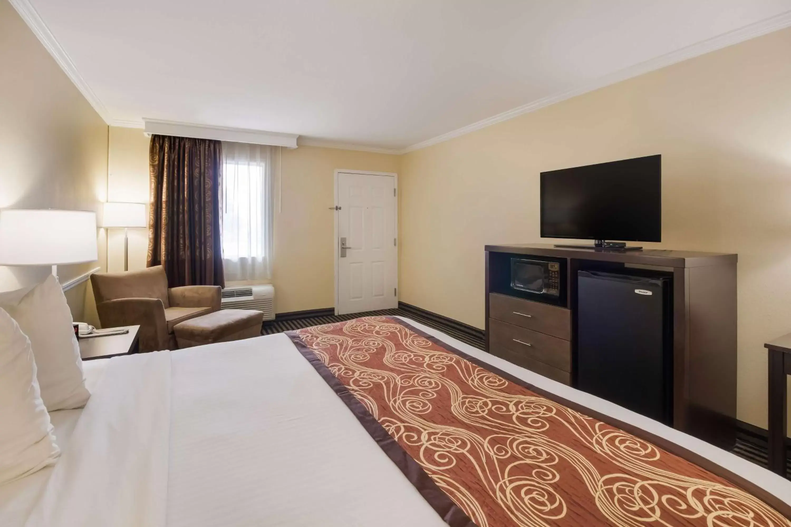 Bedroom, TV/Entertainment Center in Best Western - McKenzie