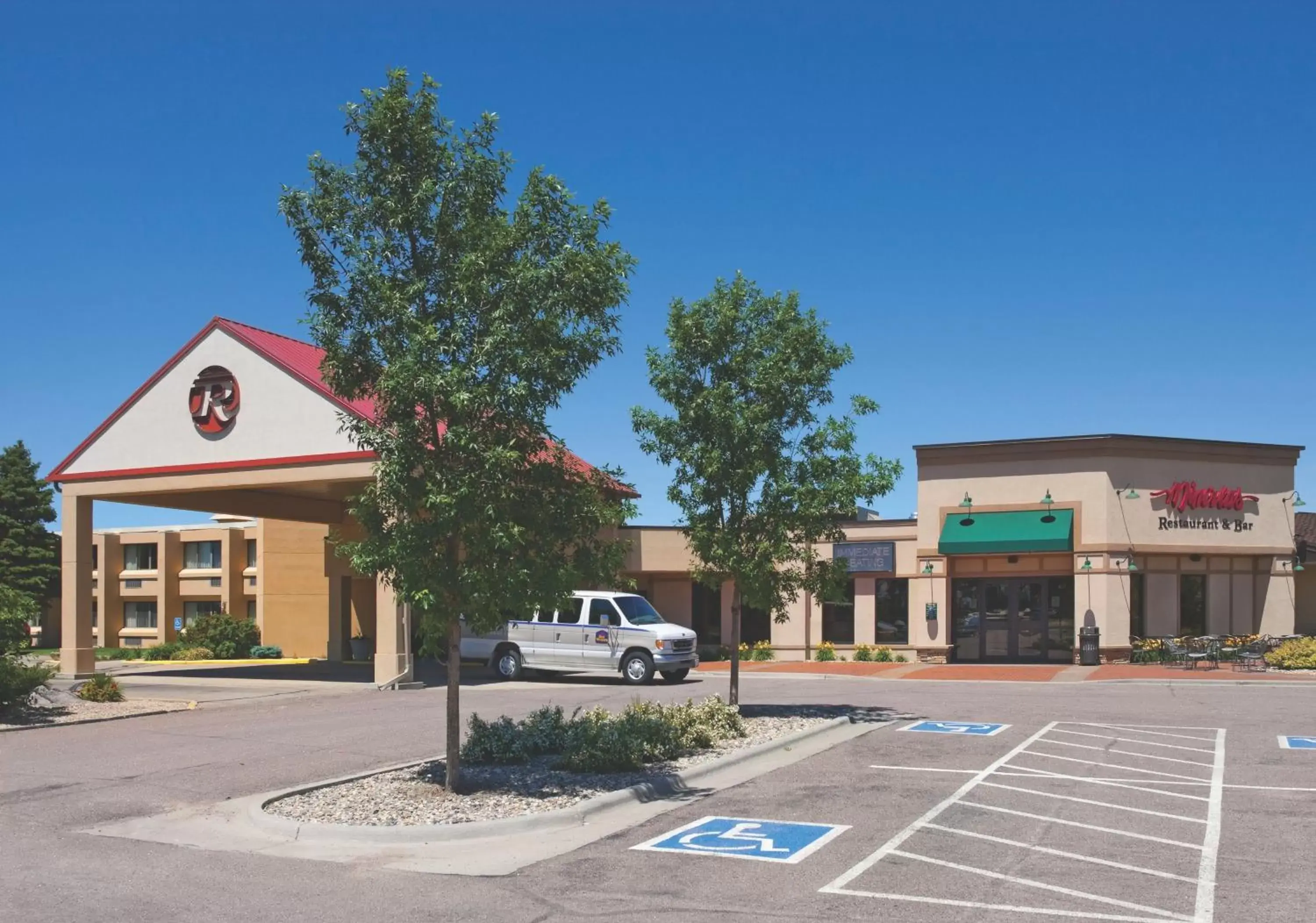 Facade/entrance, Property Building in Ramkota Hotel Watertown