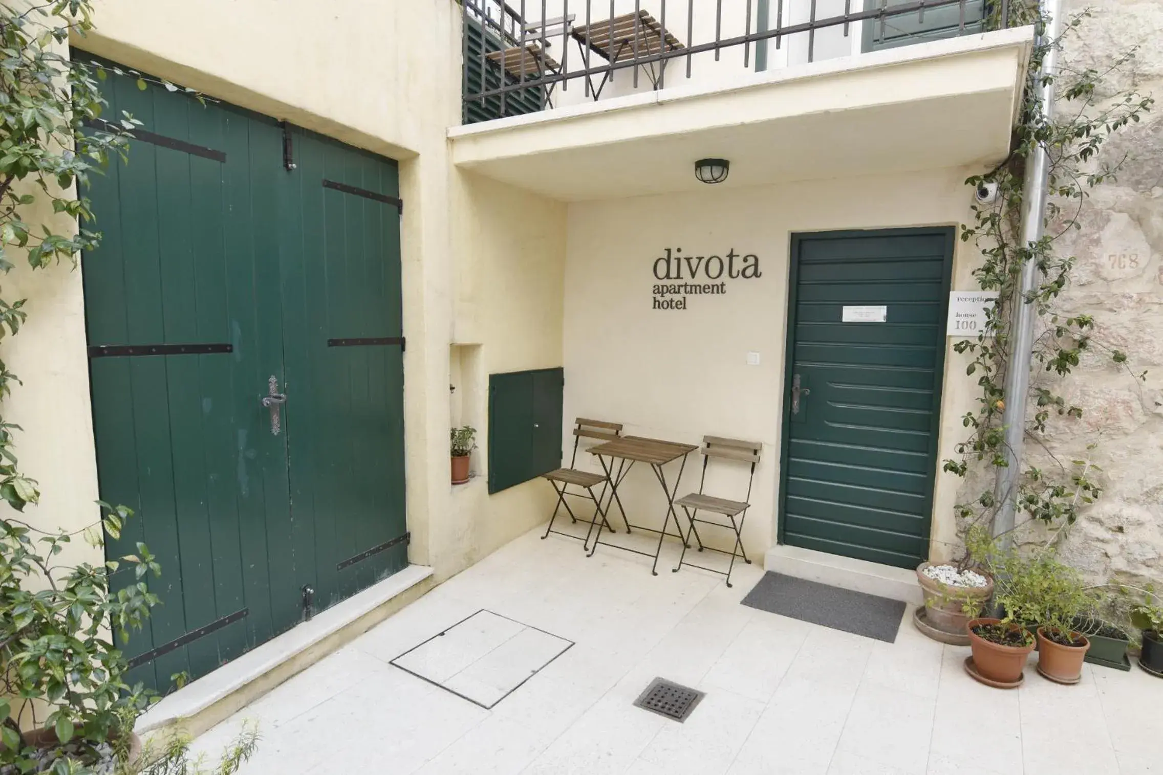 Facade/entrance in Divota Apartment Hotel