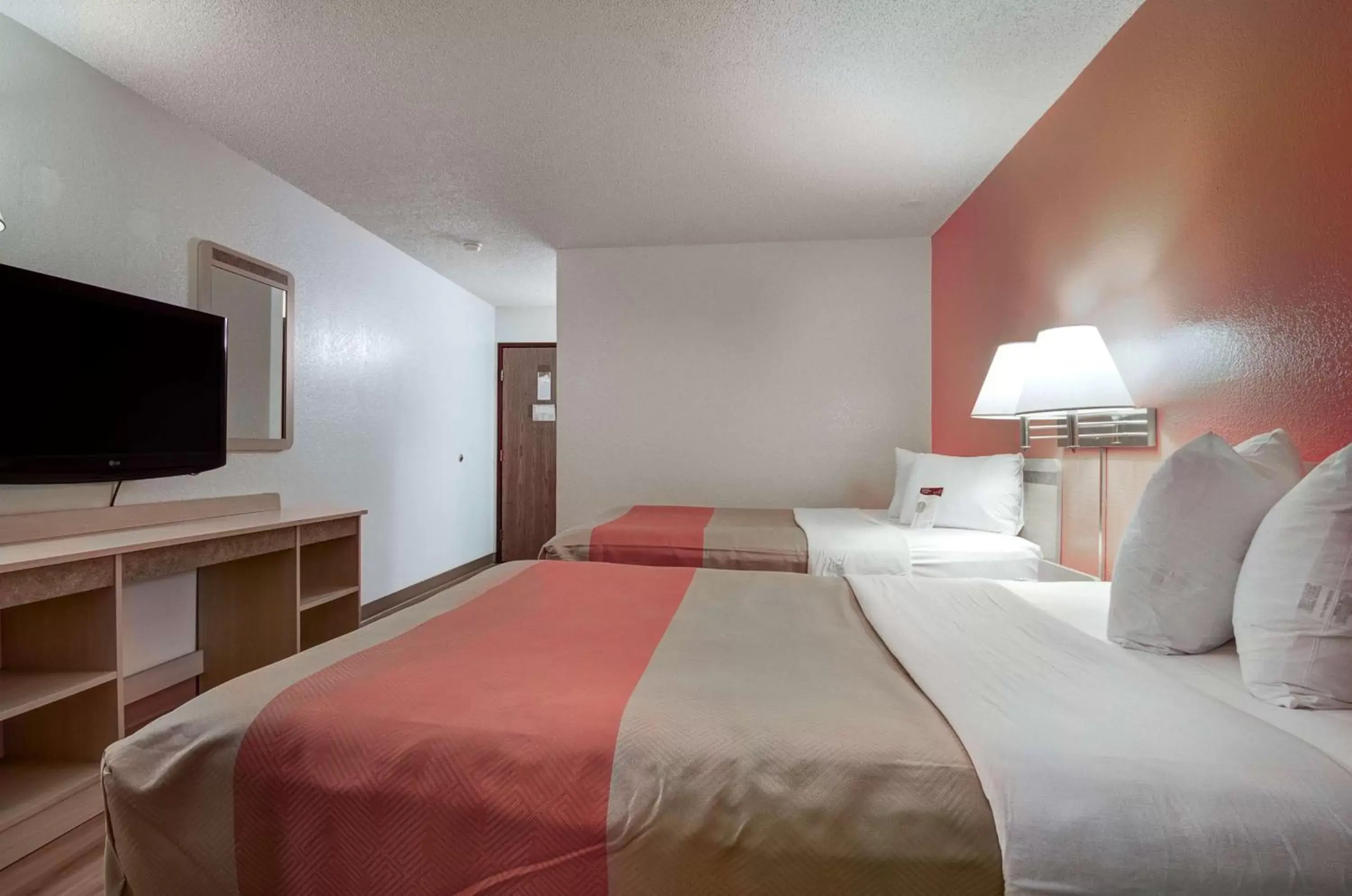 Photo of the whole room, Bed in Motel 6-Colby, KS