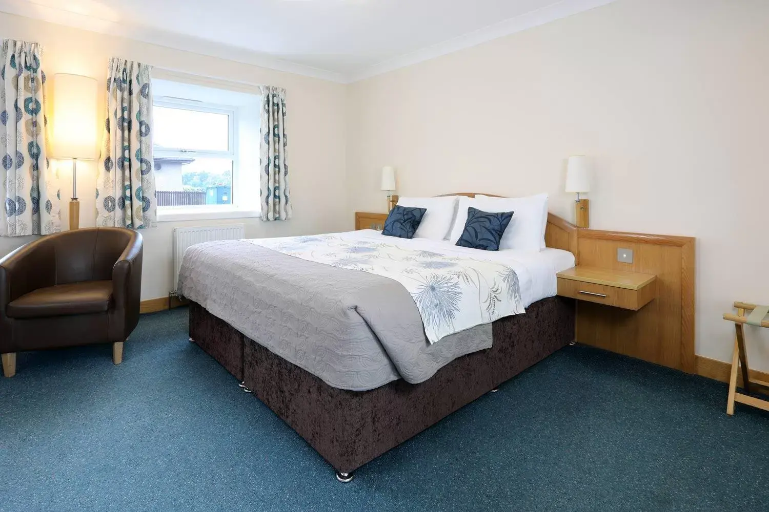 Seating area, Bed in Woodland Bay Hotel