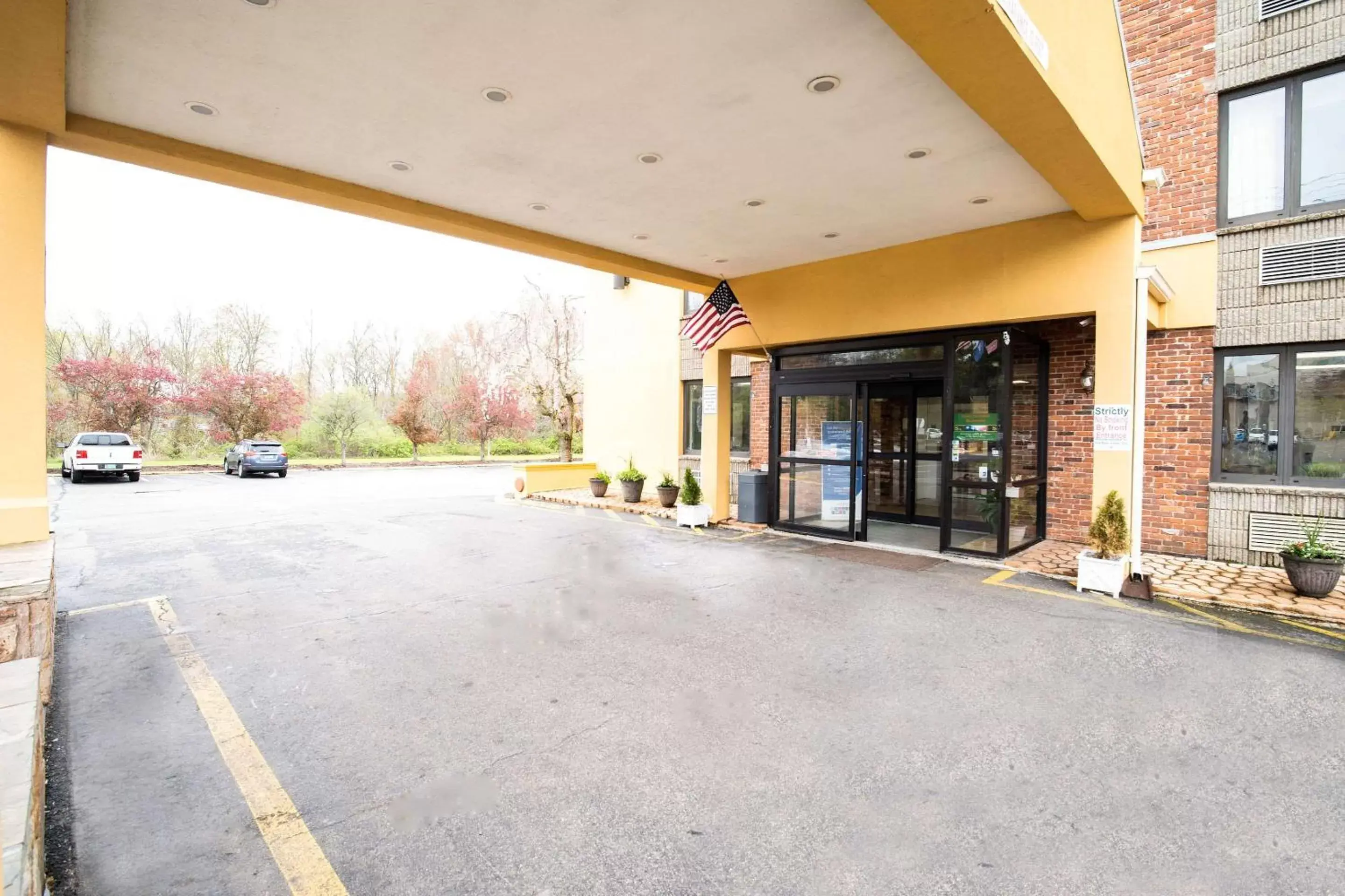 Property building in Quality Inn Cromwell - Middletown