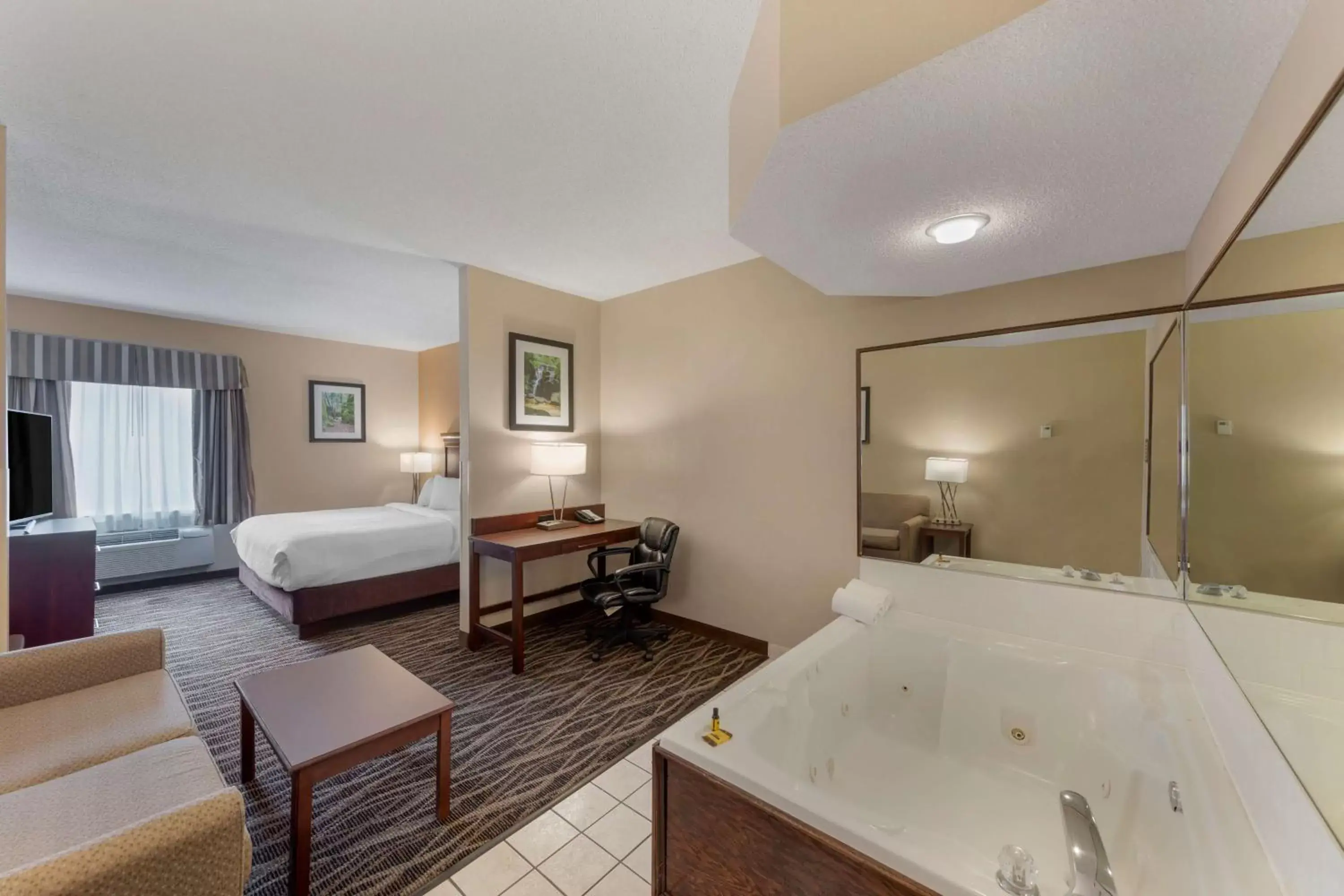 Bedroom in Best Western Plus Russellville Hotel & Suites