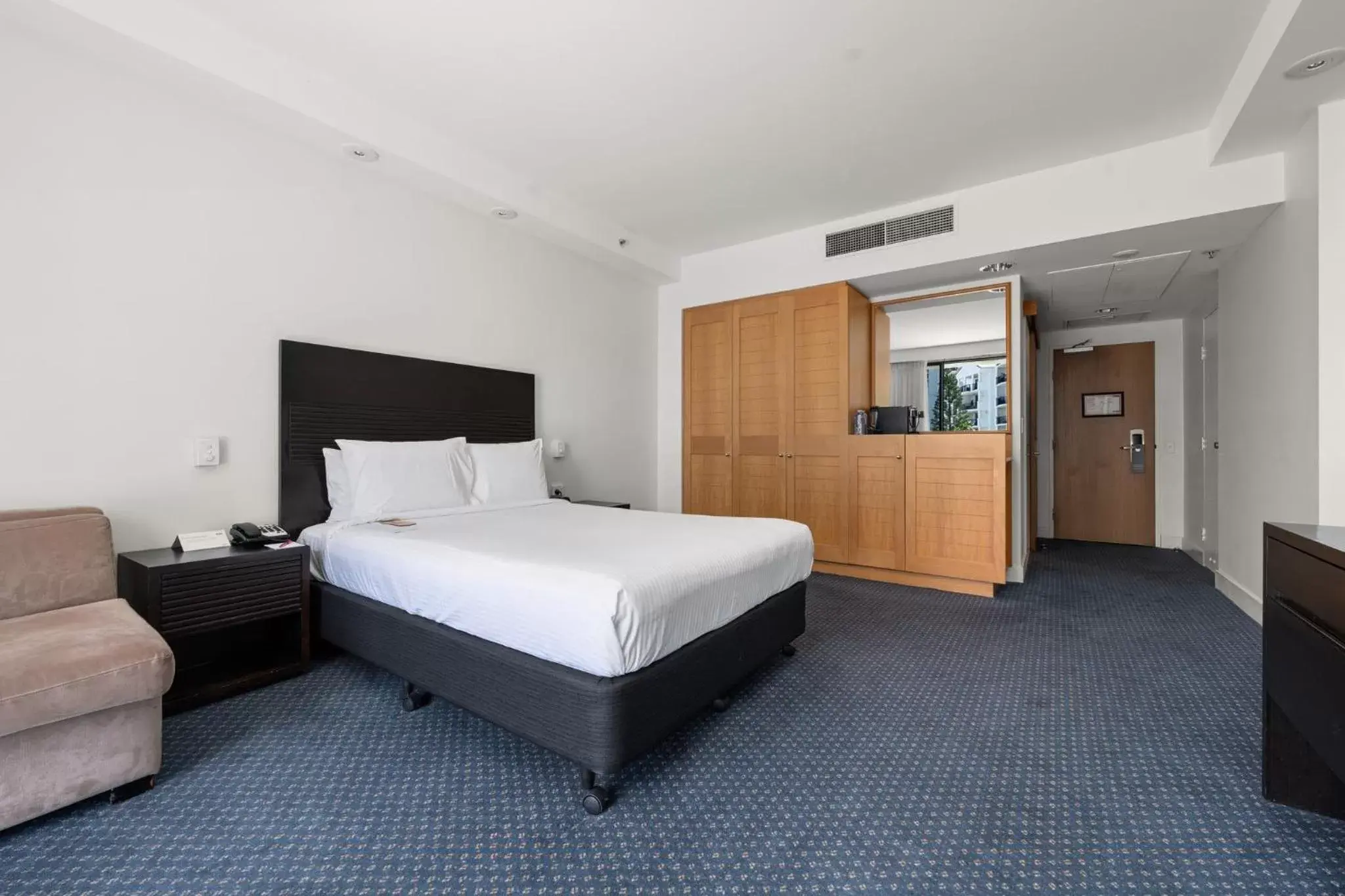 Photo of the whole room, Bed in Crowne Plaza Surfers Paradise, an IHG Hotel