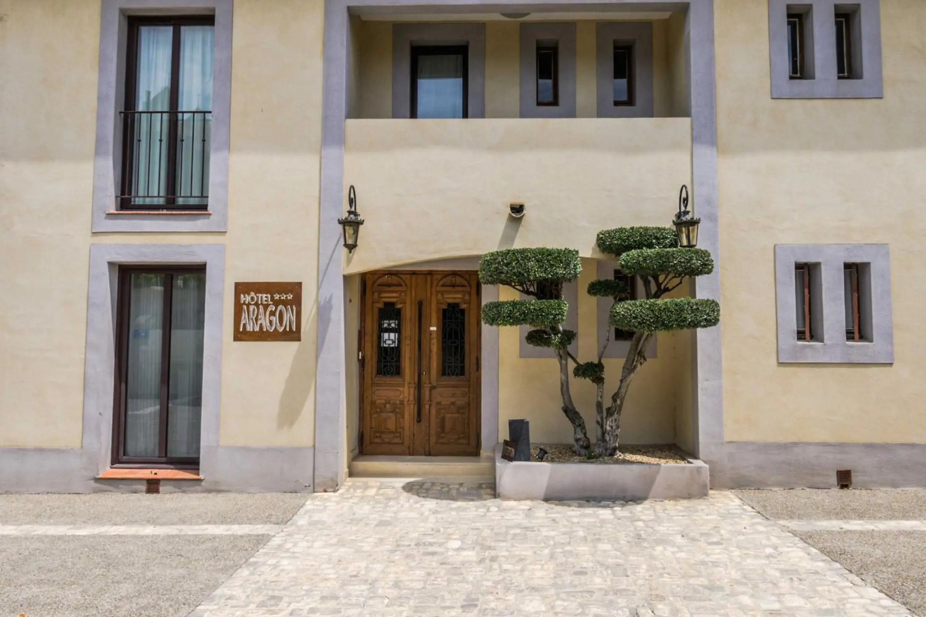 Facade/entrance, Property Building in Hotel l'Aragon