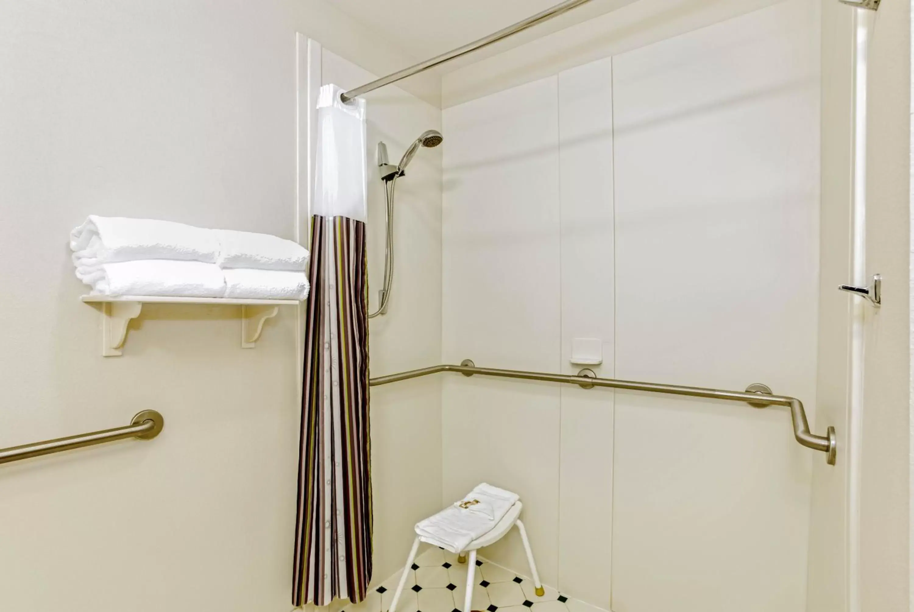 Bathroom in La Quinta by Wyndham Orlando I Drive/Conv Center