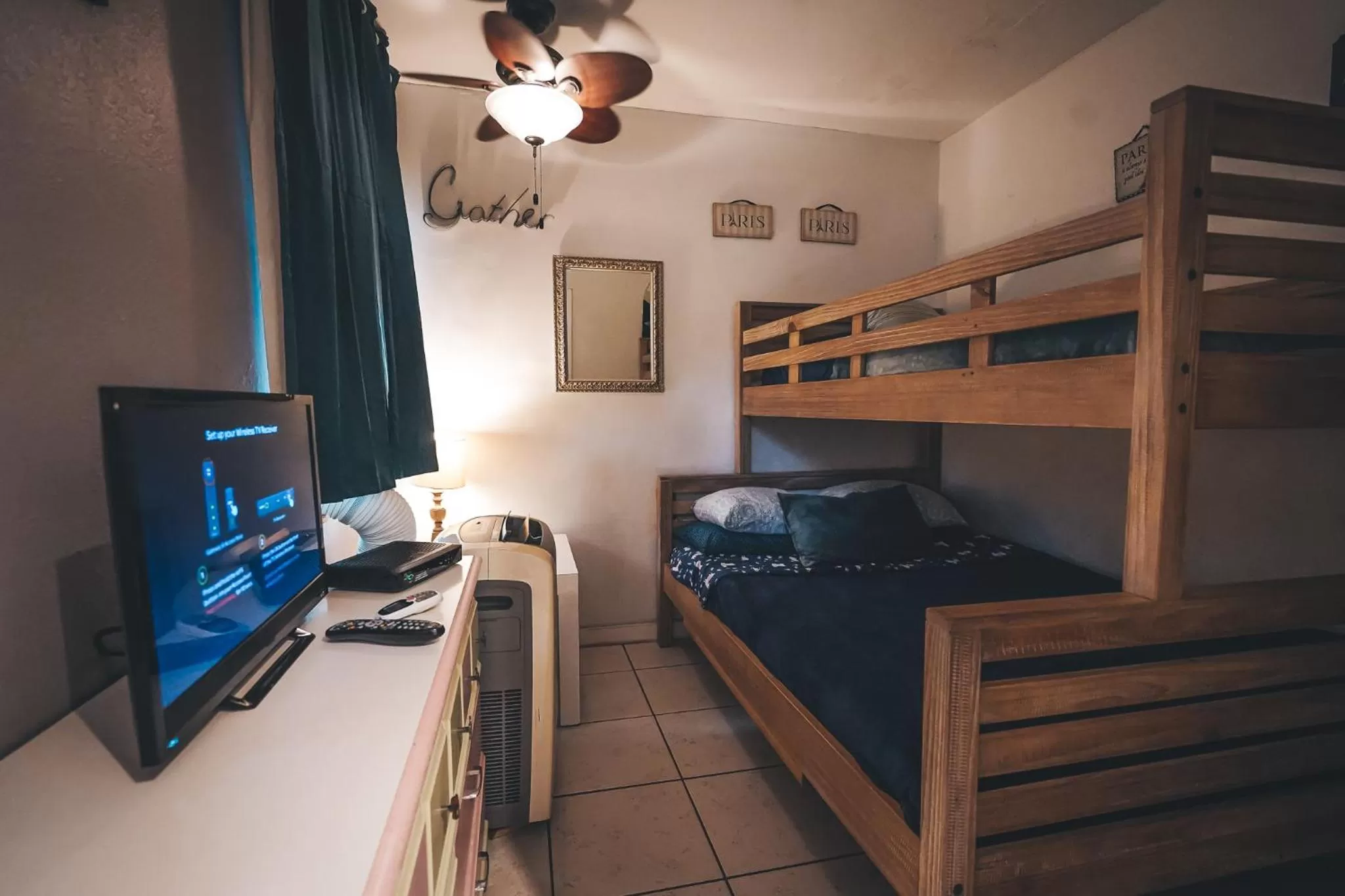 TV and multimedia in Hollywood Light Haven Lodge