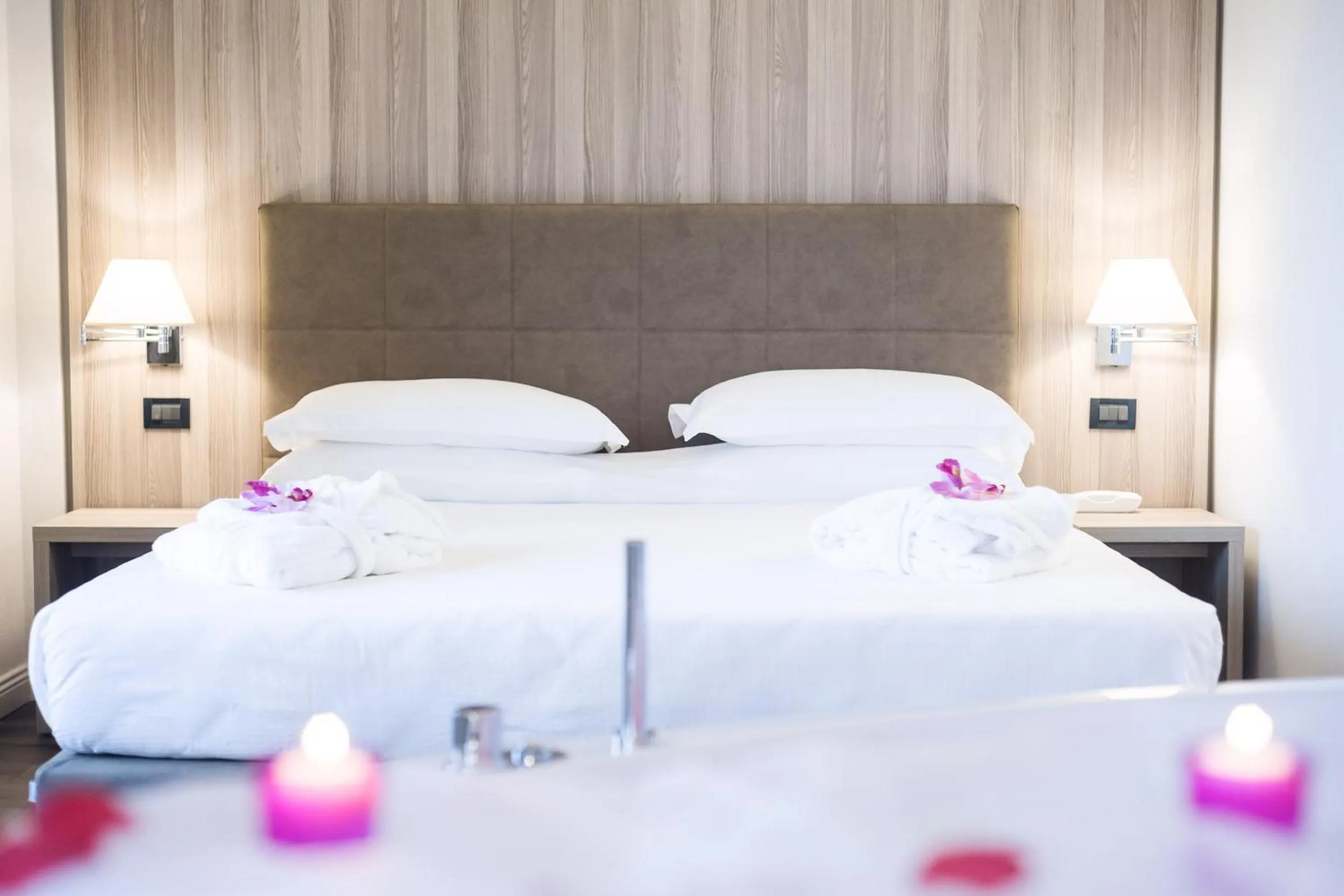 Bedroom, Bed in Hotel Garden Experience