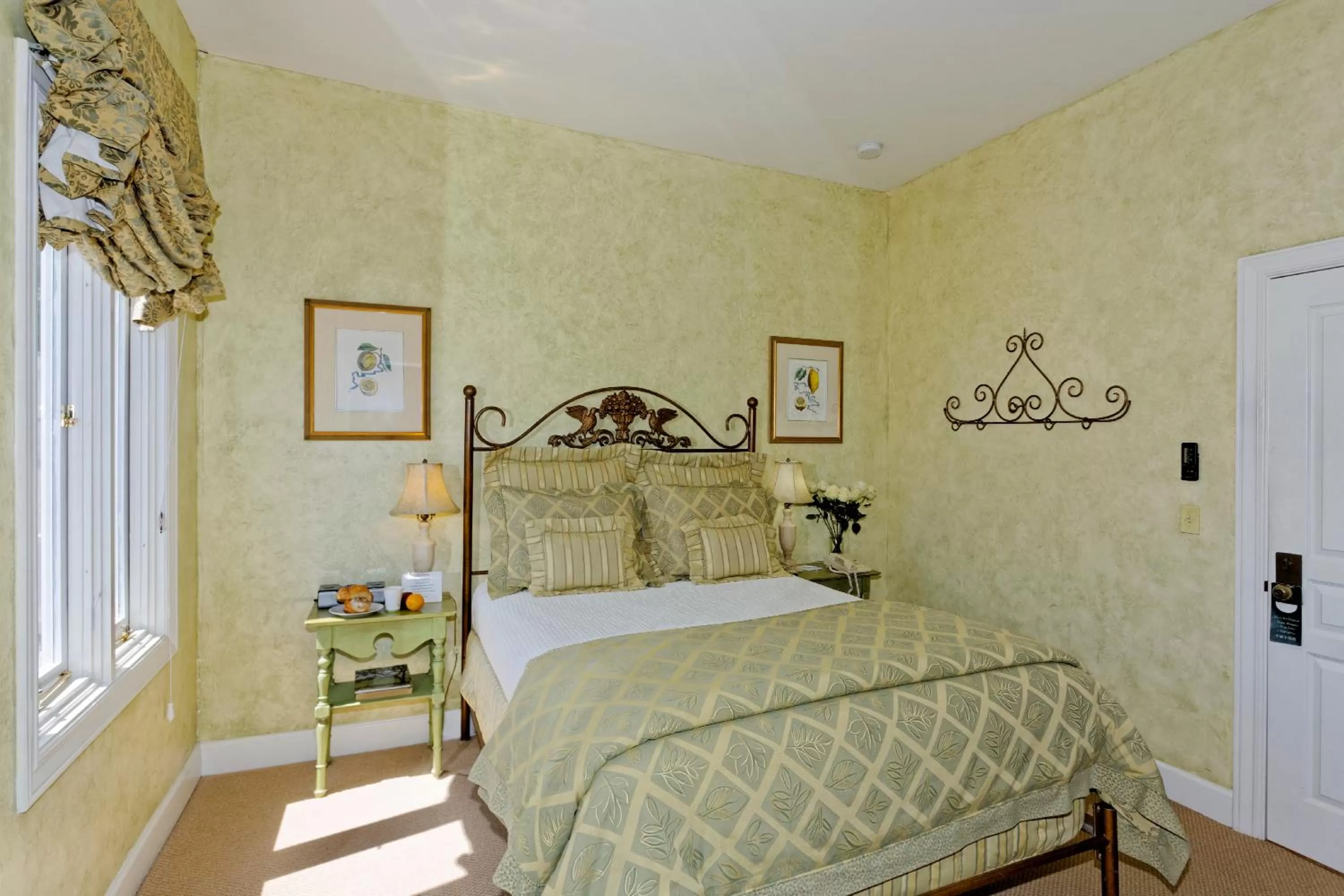 Bed in Hotel Sausalito