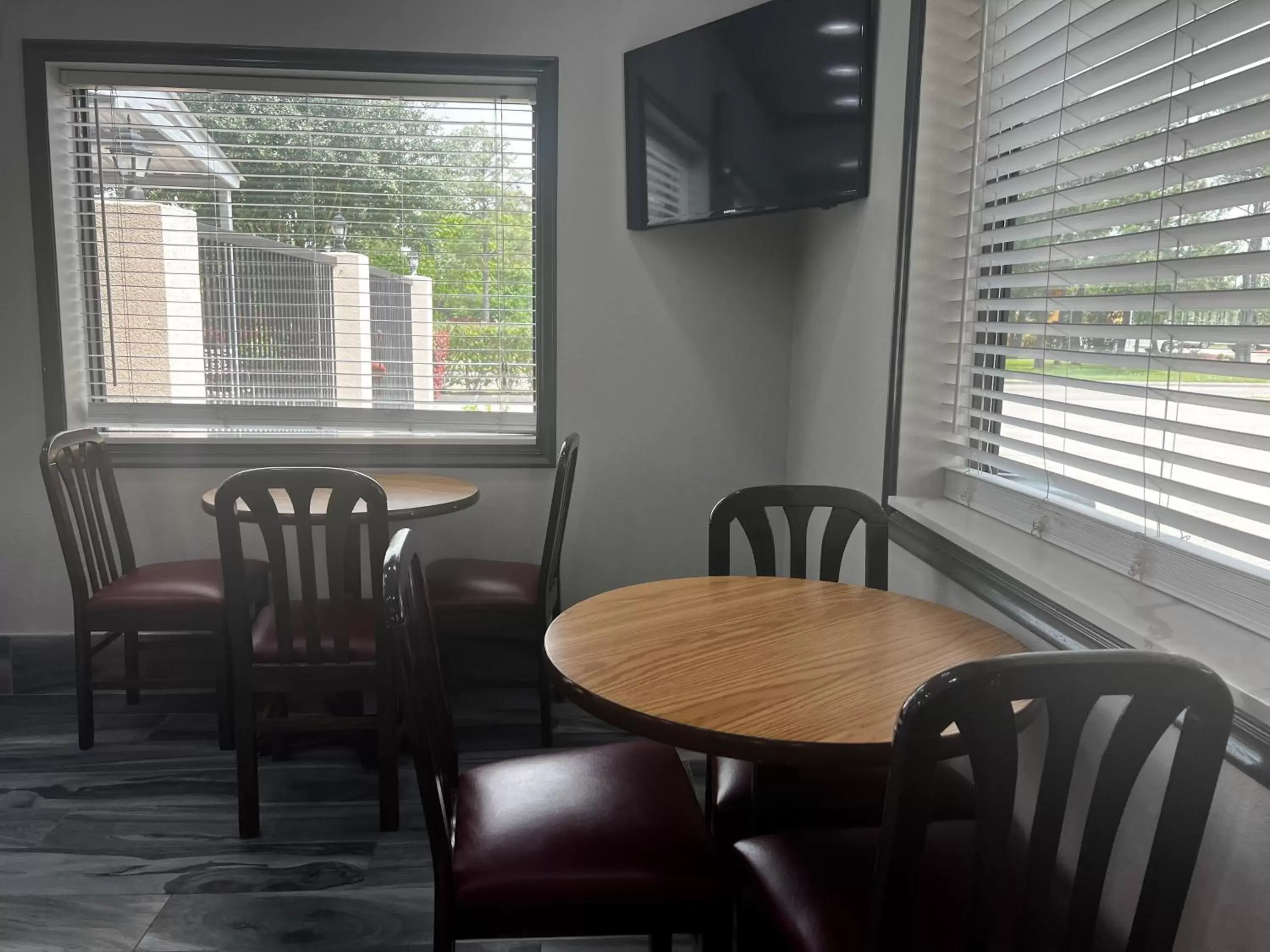 Breakfast, Dining Area in Super 8 by Wyndham Pasadena