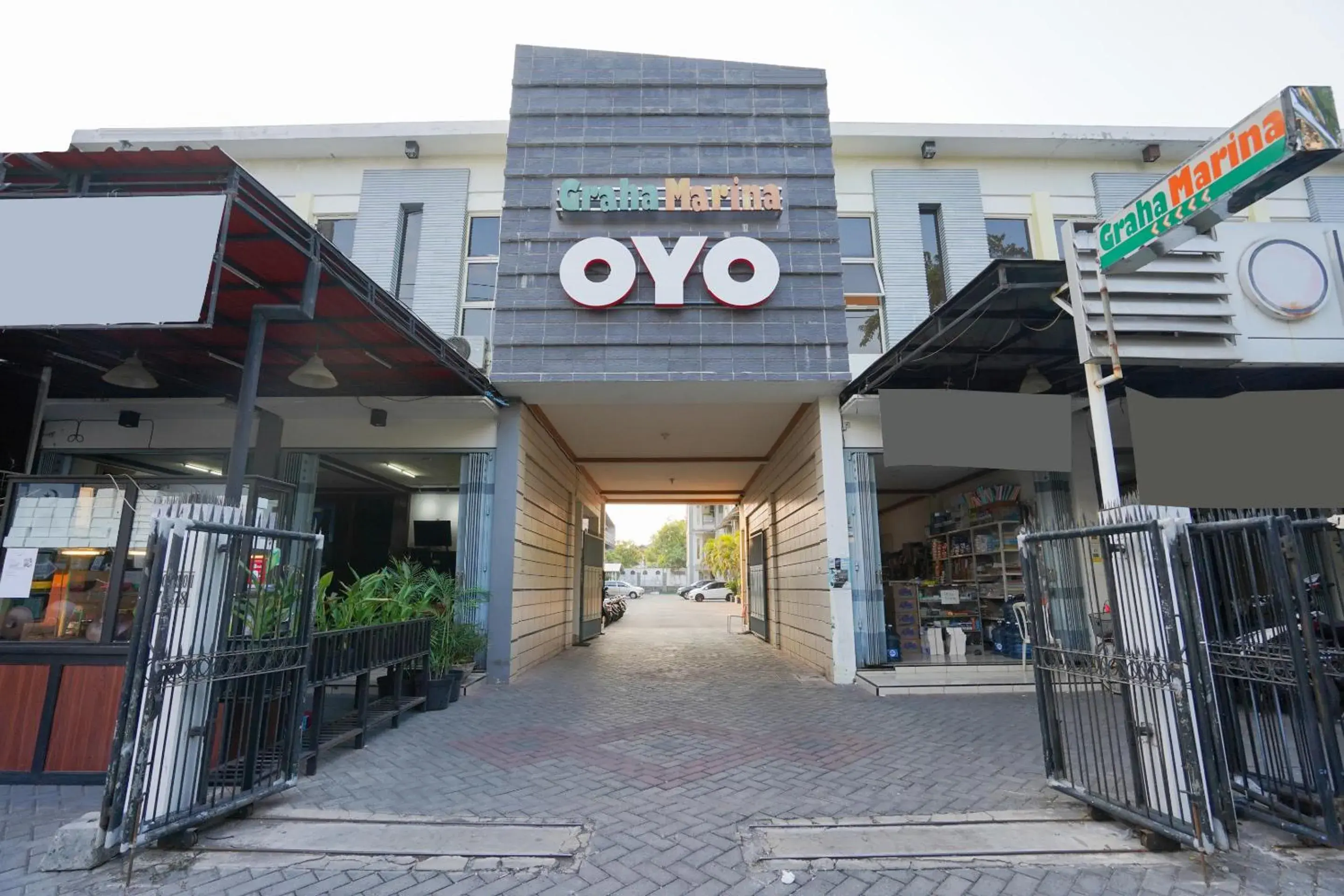 Facade/entrance in Super OYO 2075 Graha Marina