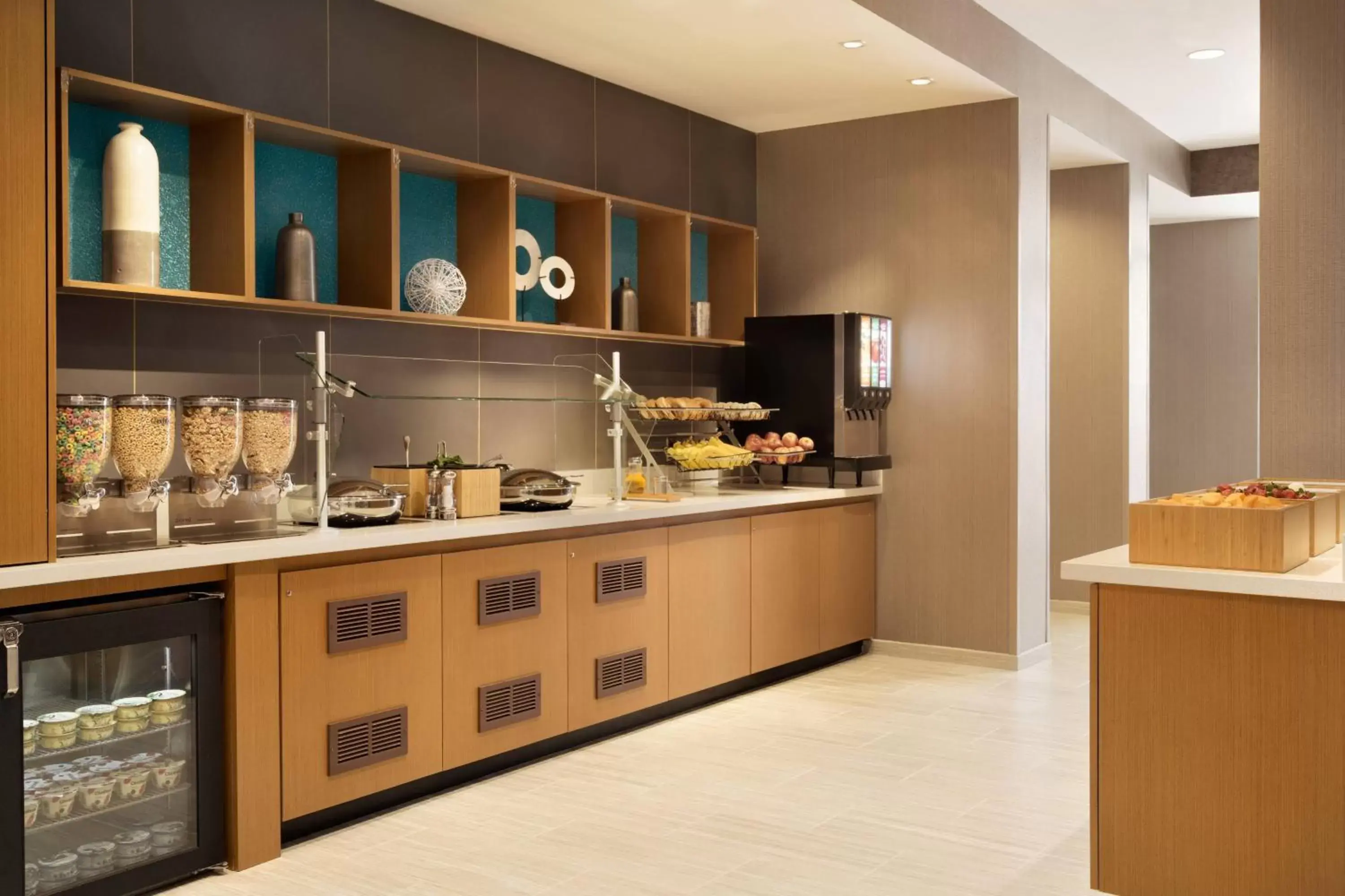 Breakfast, Kitchen/Kitchenette in SpringHill Suites by Marriott Allentown Bethlehem/Center Valley