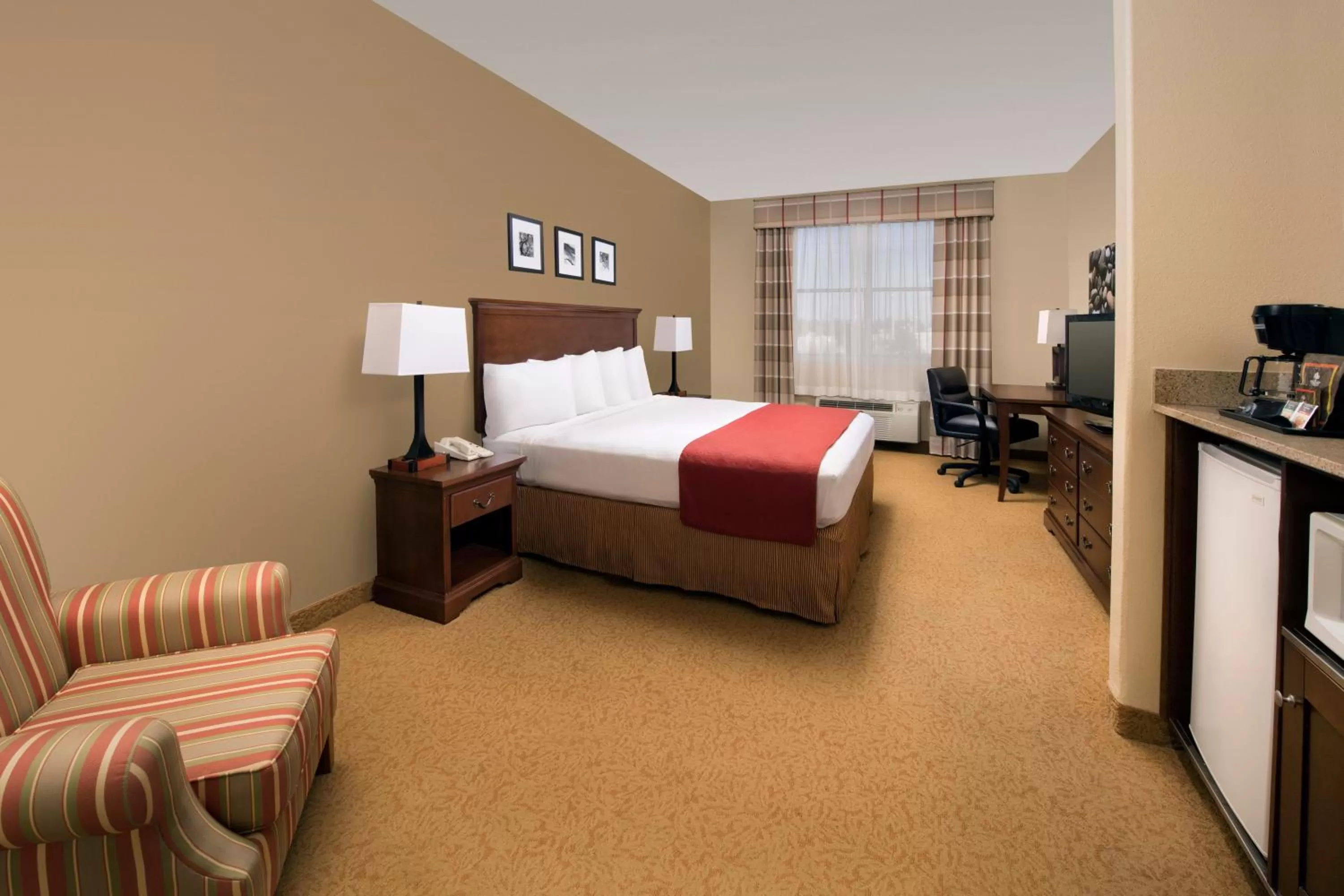 Bedroom, Bed in Country Inn & Suites by Radisson, Houston Intercontinental Airport East, TX