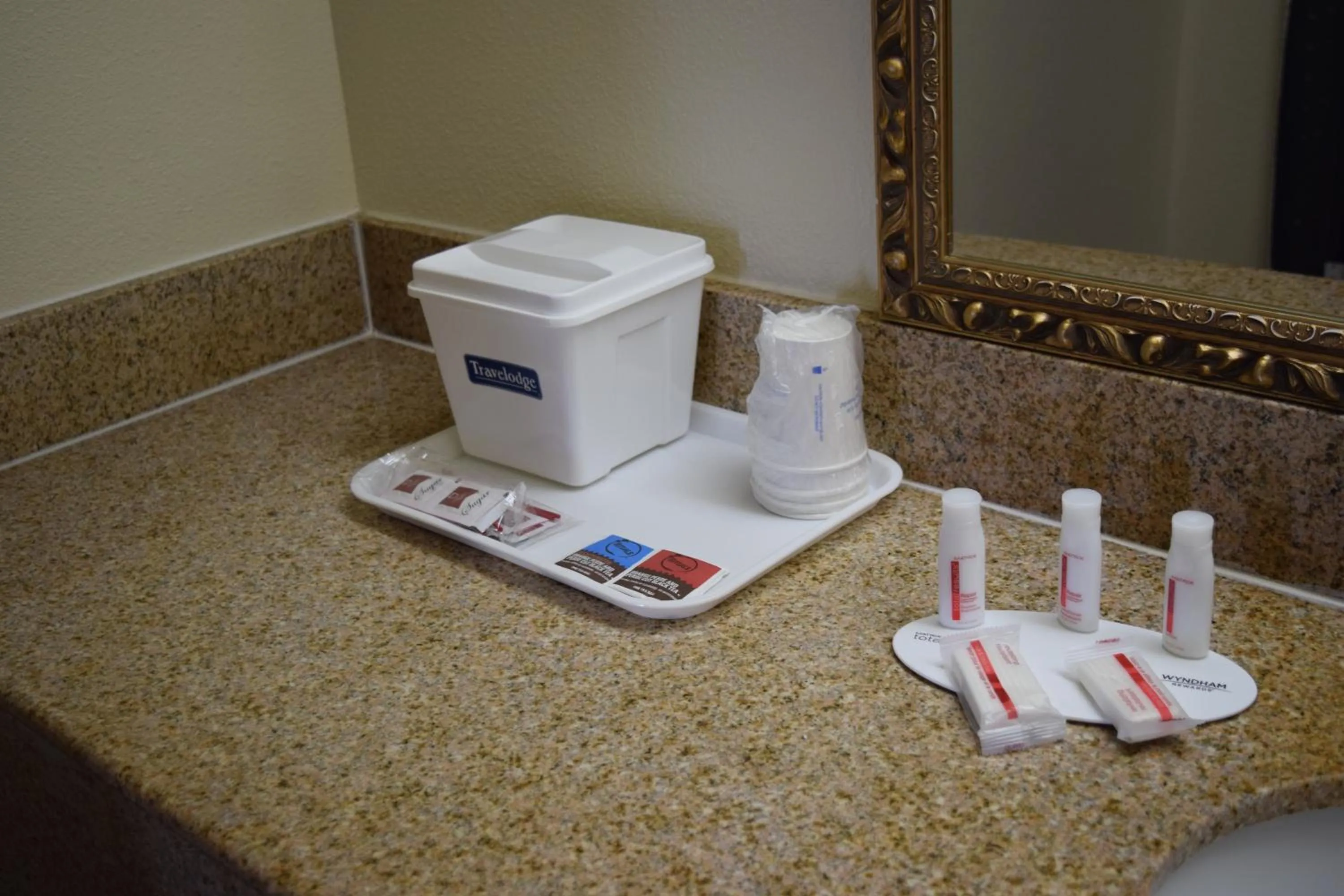 Coffee/tea facilities in Travelodge Inn & Suites by Wyndham Norman