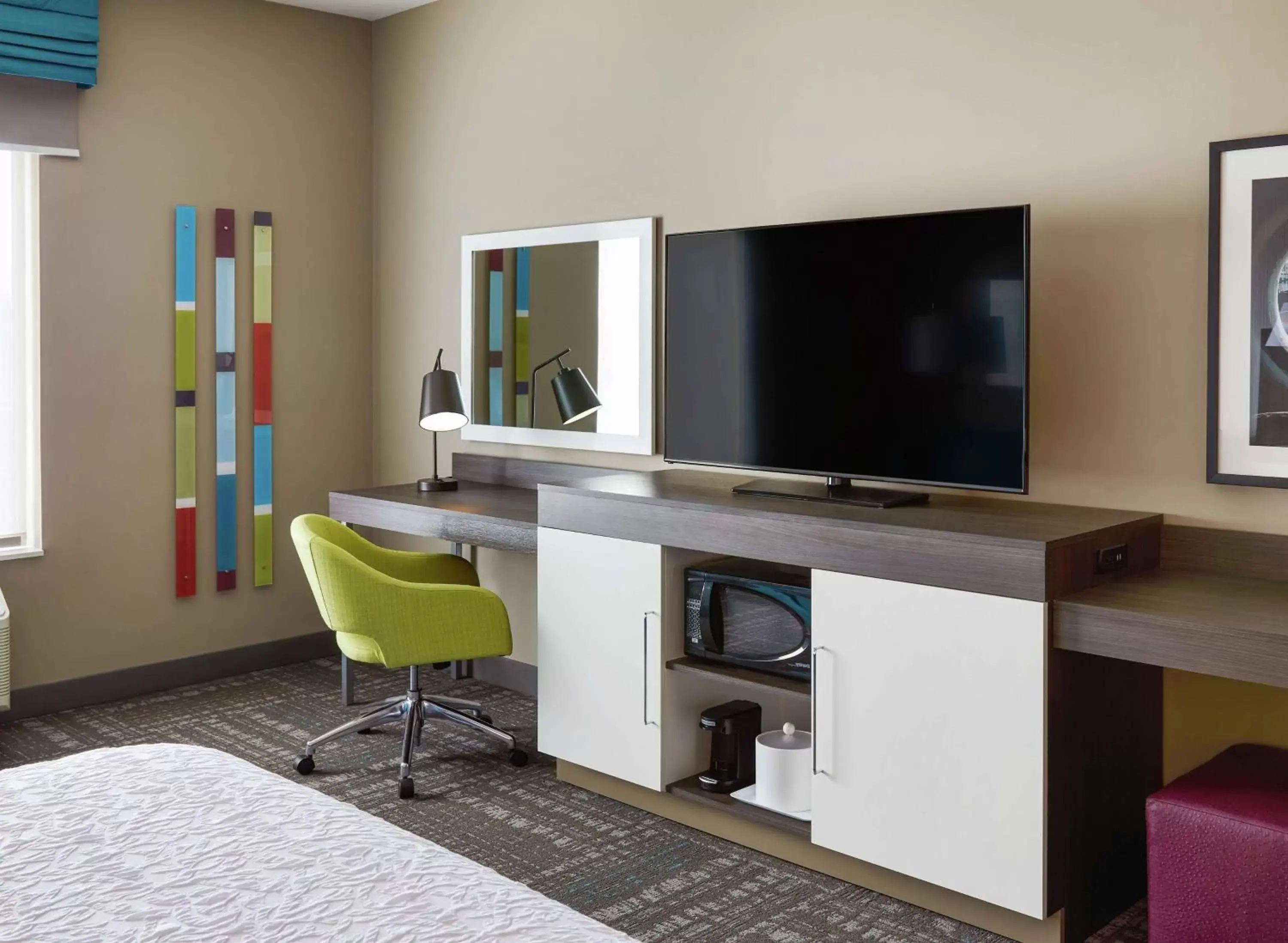 Bedroom, TV/Entertainment Center in Hampton Inn & Suites Chicago/Waukegan