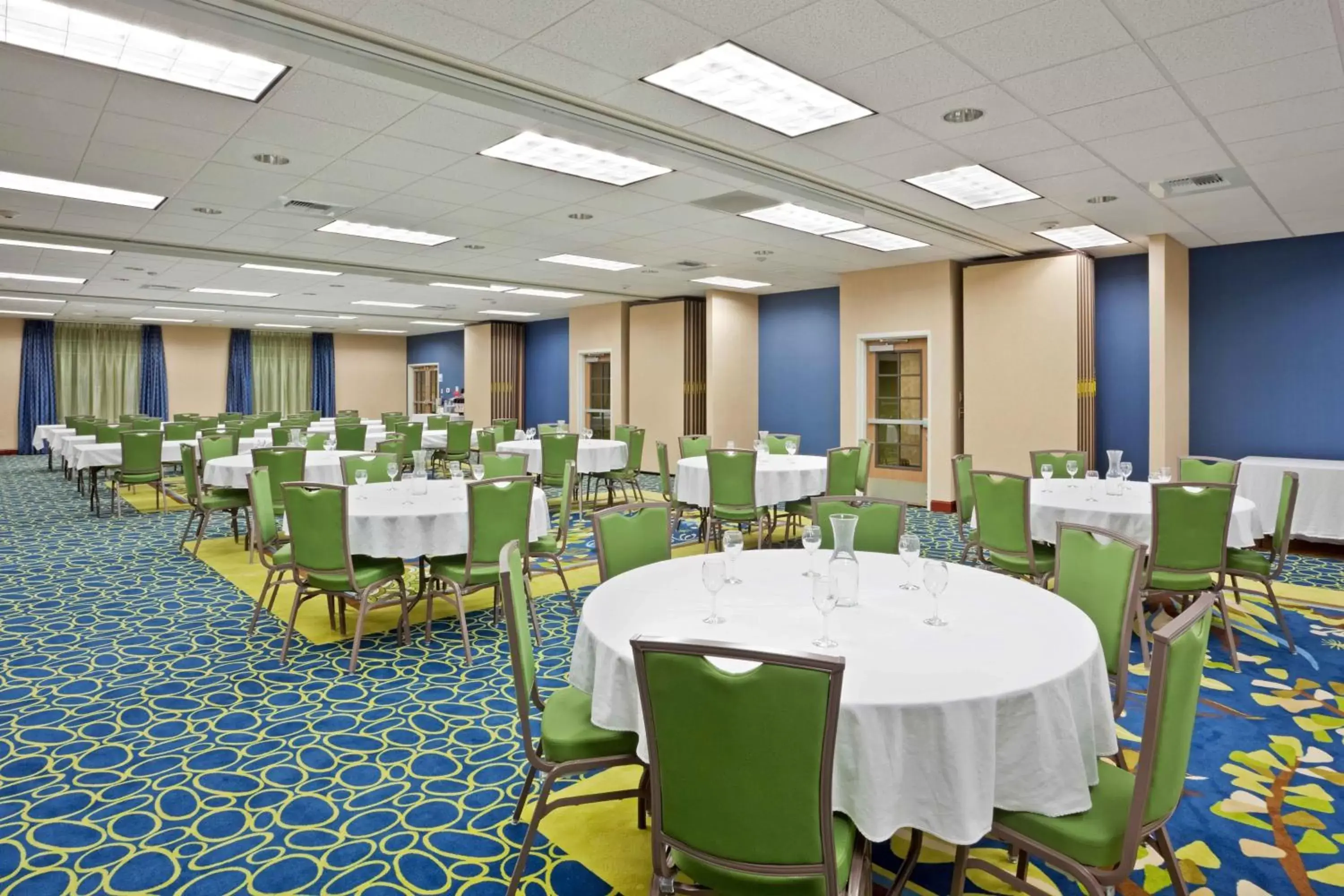 Meeting/conference room, Restaurant/Places to Eat in Holiday Inn Express Hotel & Suites North Sequim, an IHG Hotel