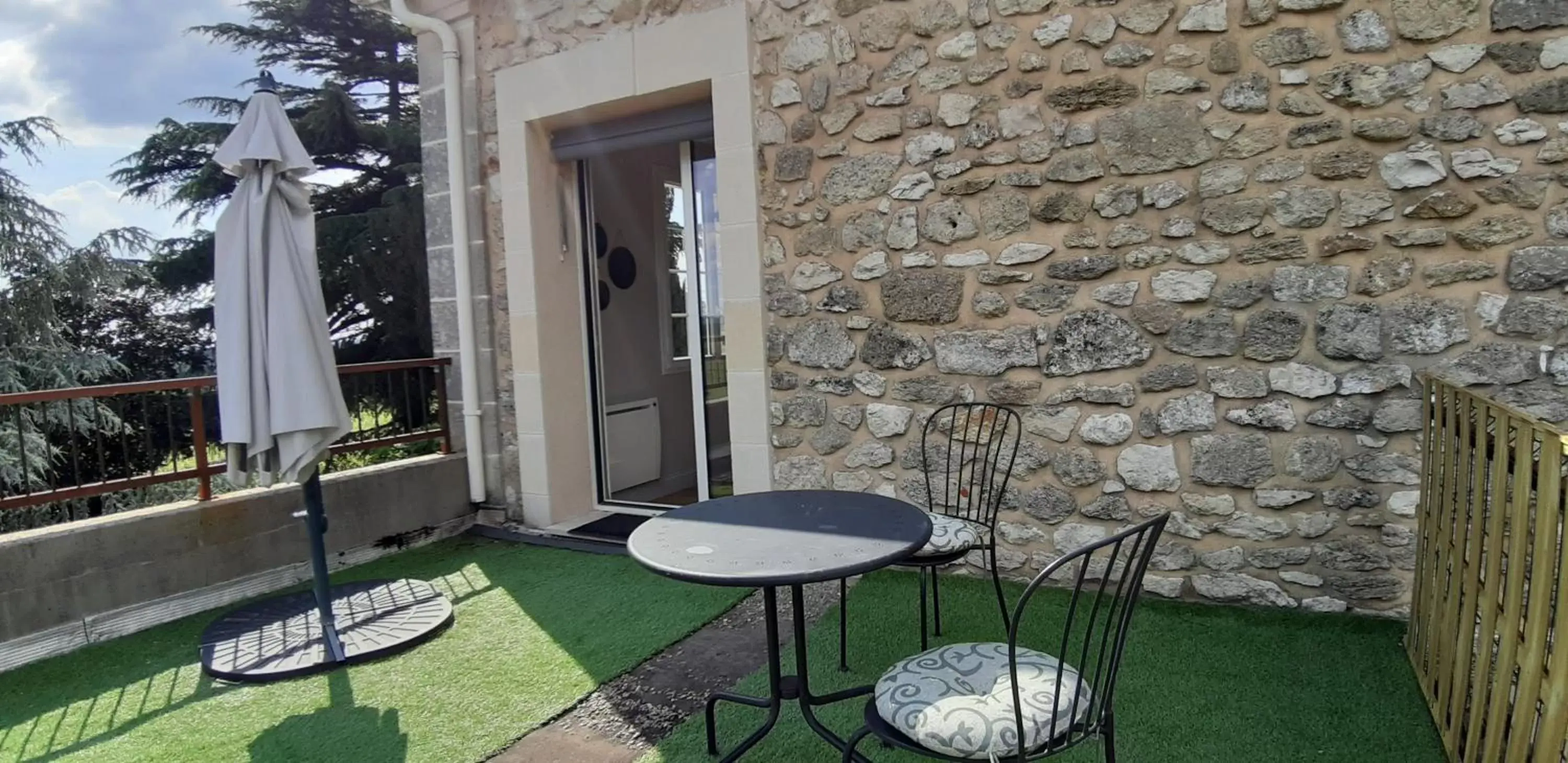 Suite with Terrace in A L'OMBRE DE LA TREILLE -Proche Saint-Emilion Suite with Terrace in A L'OMBRE DE LA TREILLE -Proche Saint-Emilion