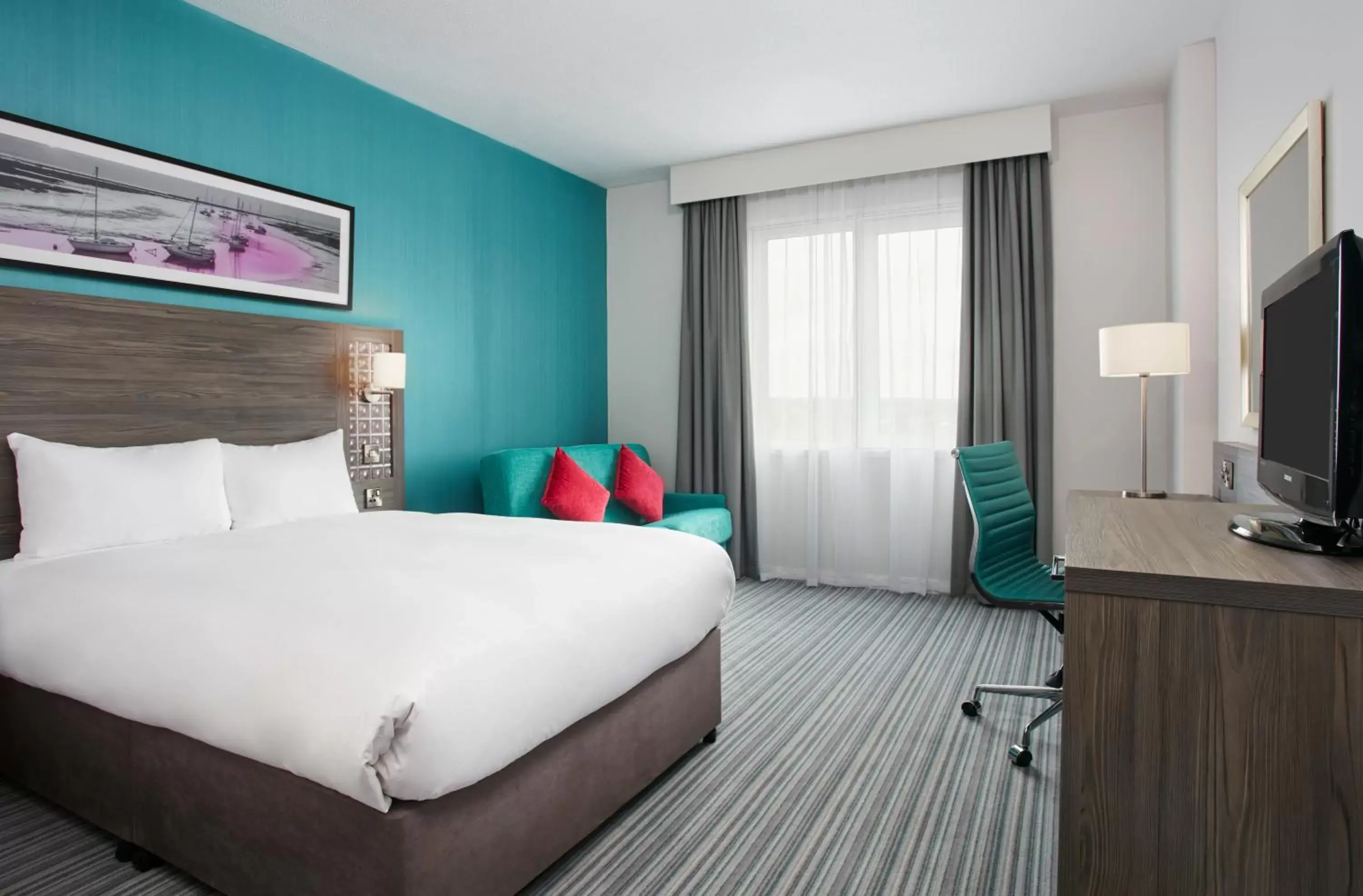 Bedroom, Bed in Leonardo Hotel Belfast - Formerly Jurys Inn