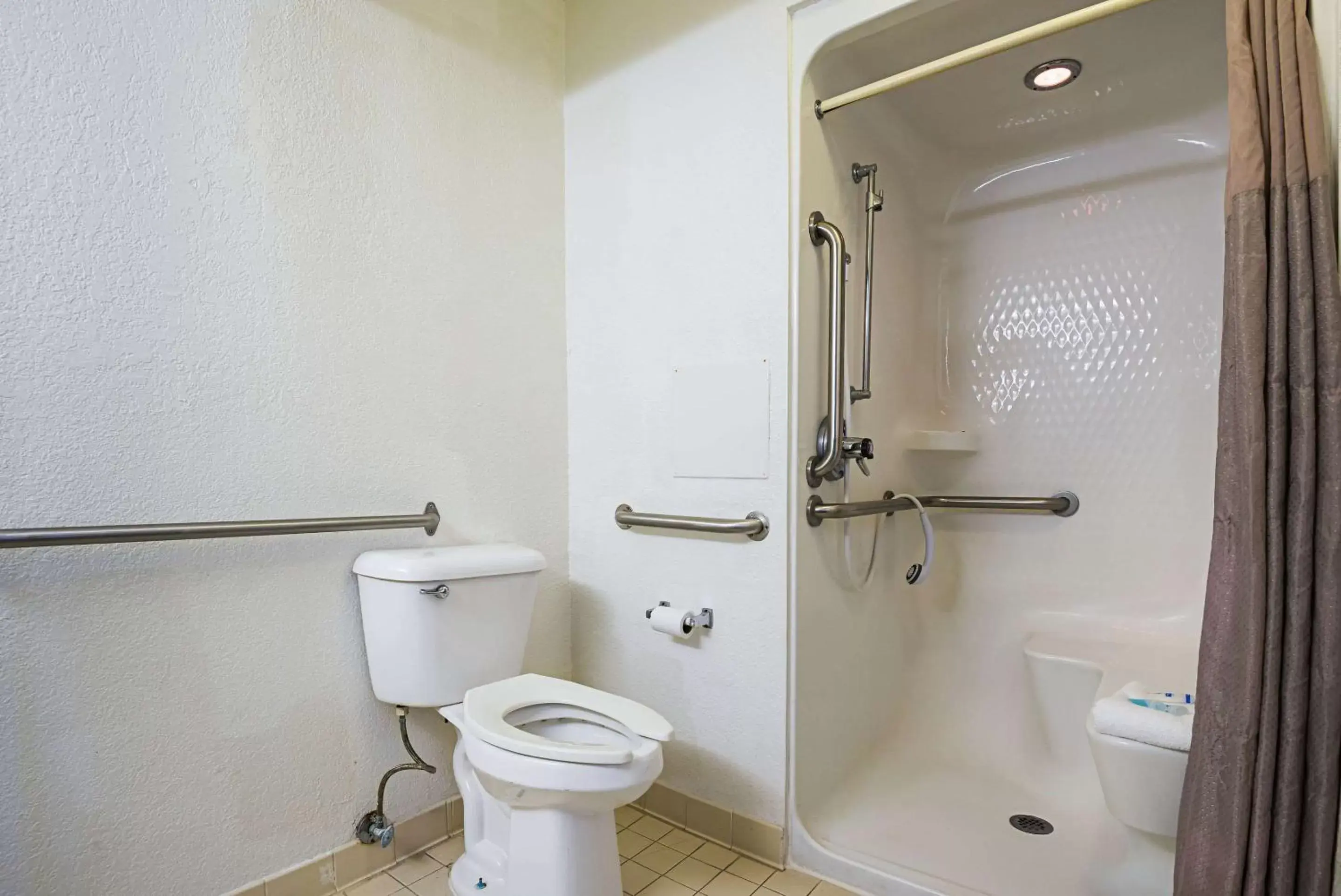 Bathroom in Rodeway Inn Kissimmee Maingate West - Free Theme Park Shuttle