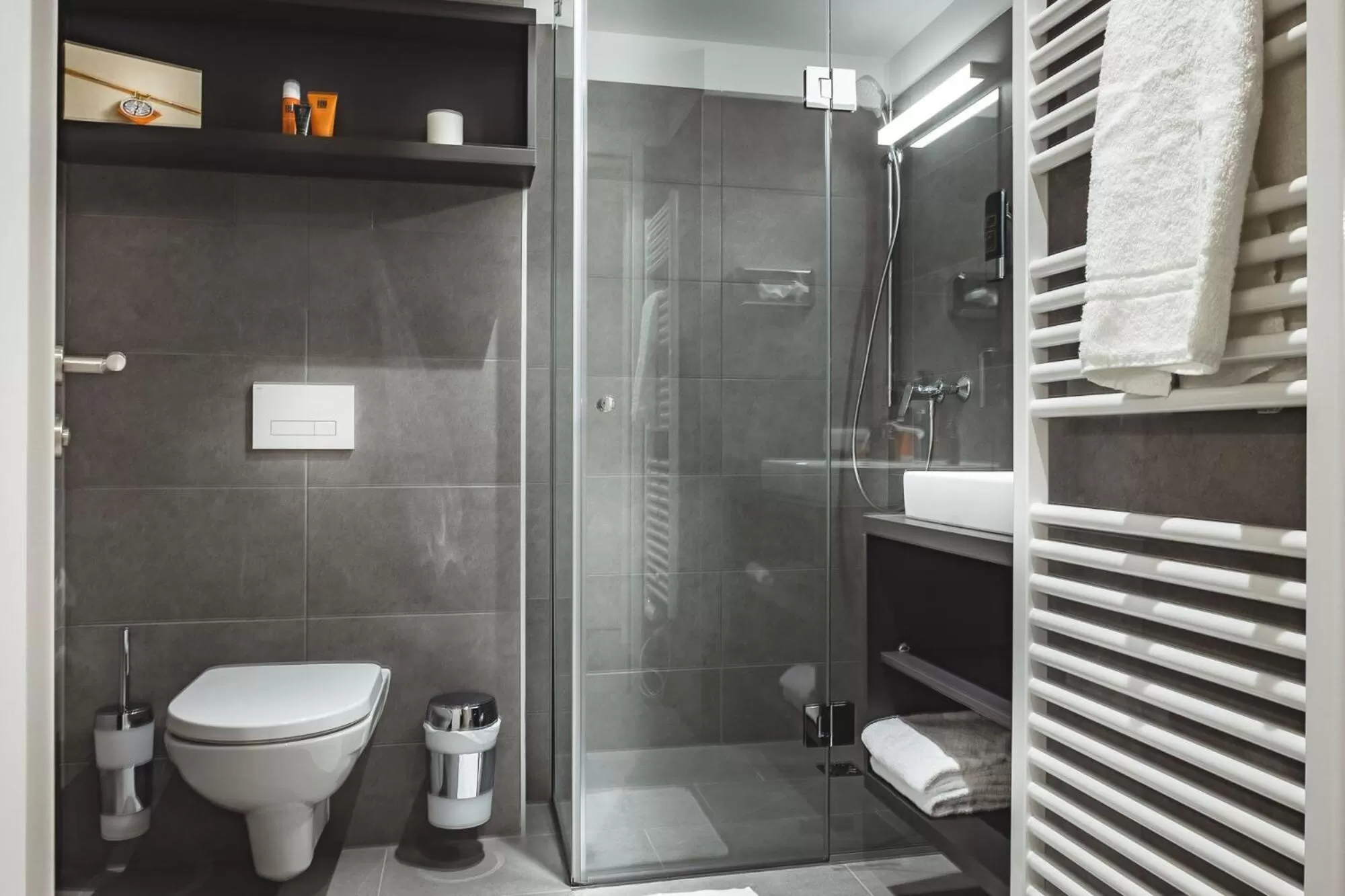 Shower in Oliver Apartments | contactless check-in