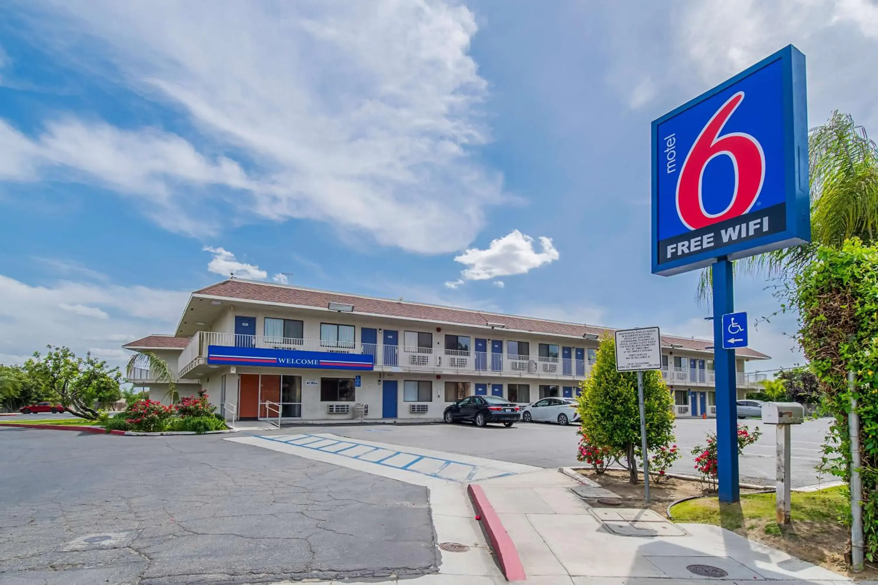 Property Building in Motel 6-Bakersfield, CA - Airport