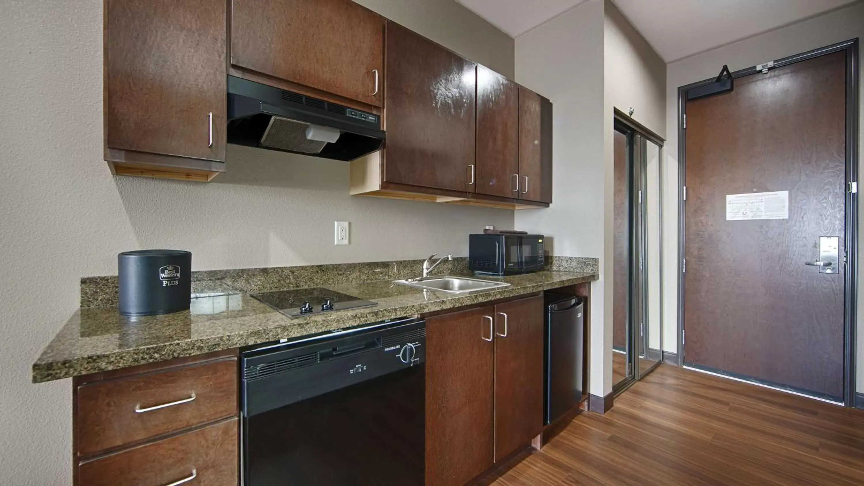 Photo of the whole room, Kitchen/Kitchenette in Best Western Plus Williston Hotel & Suites