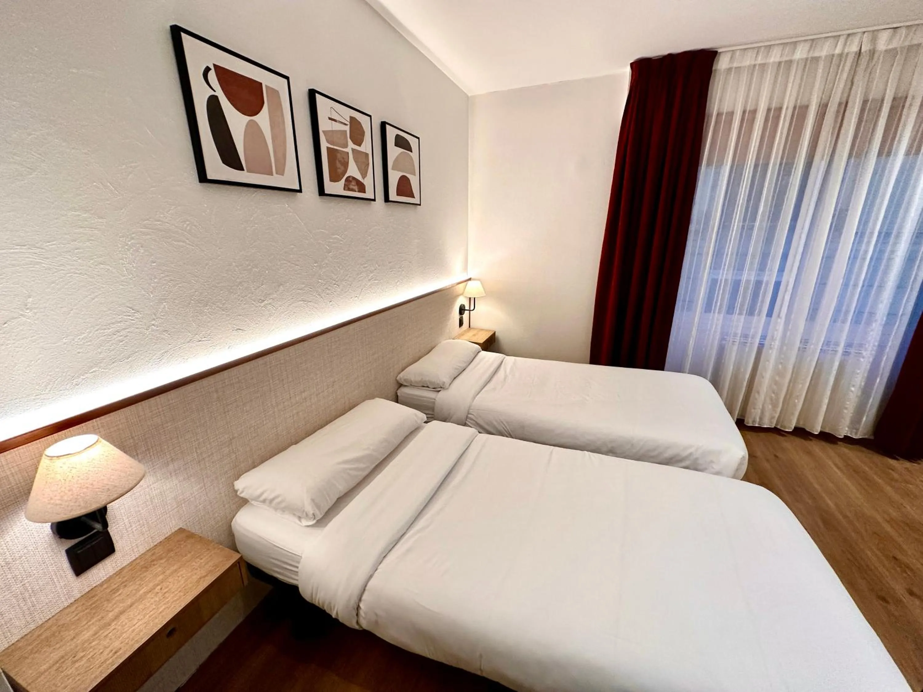 Photo of the whole room, Bed in Far Home Gran Vía