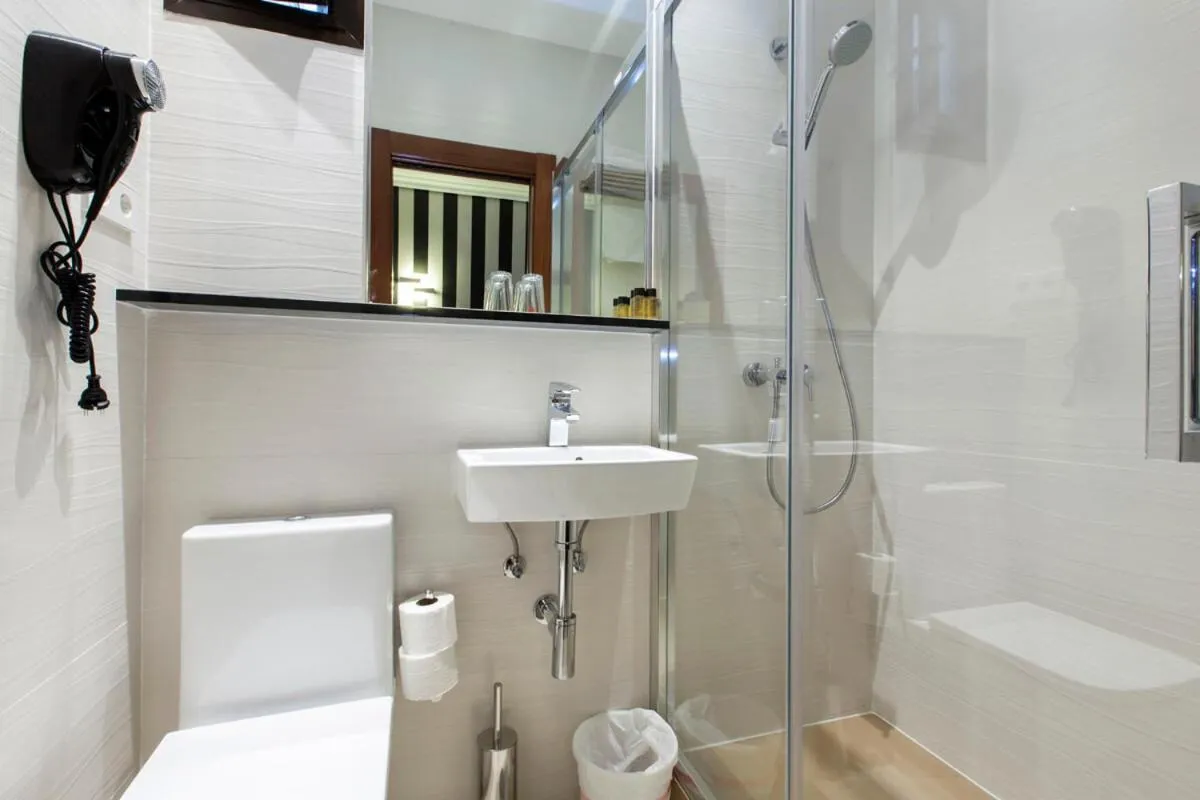 Shower in Hostal Castilla I Atocha