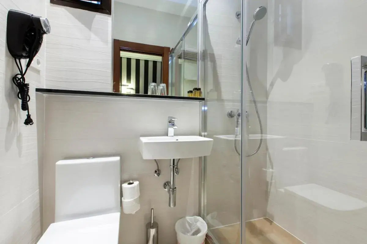 Shower, Bathroom in Hostal Castilla I Atocha