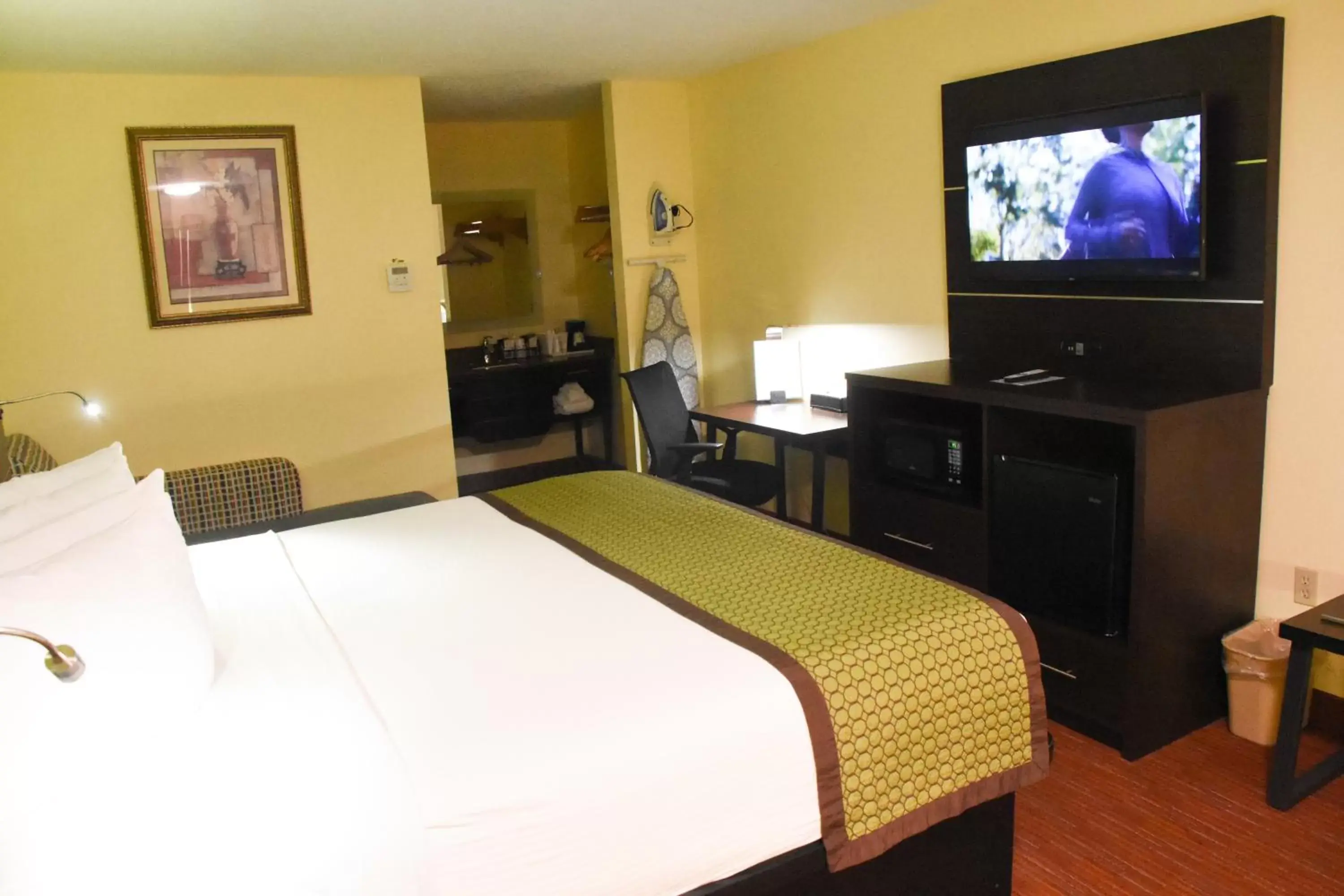 TV/Entertainment Center in SureStay Hotel by Best Western Manning