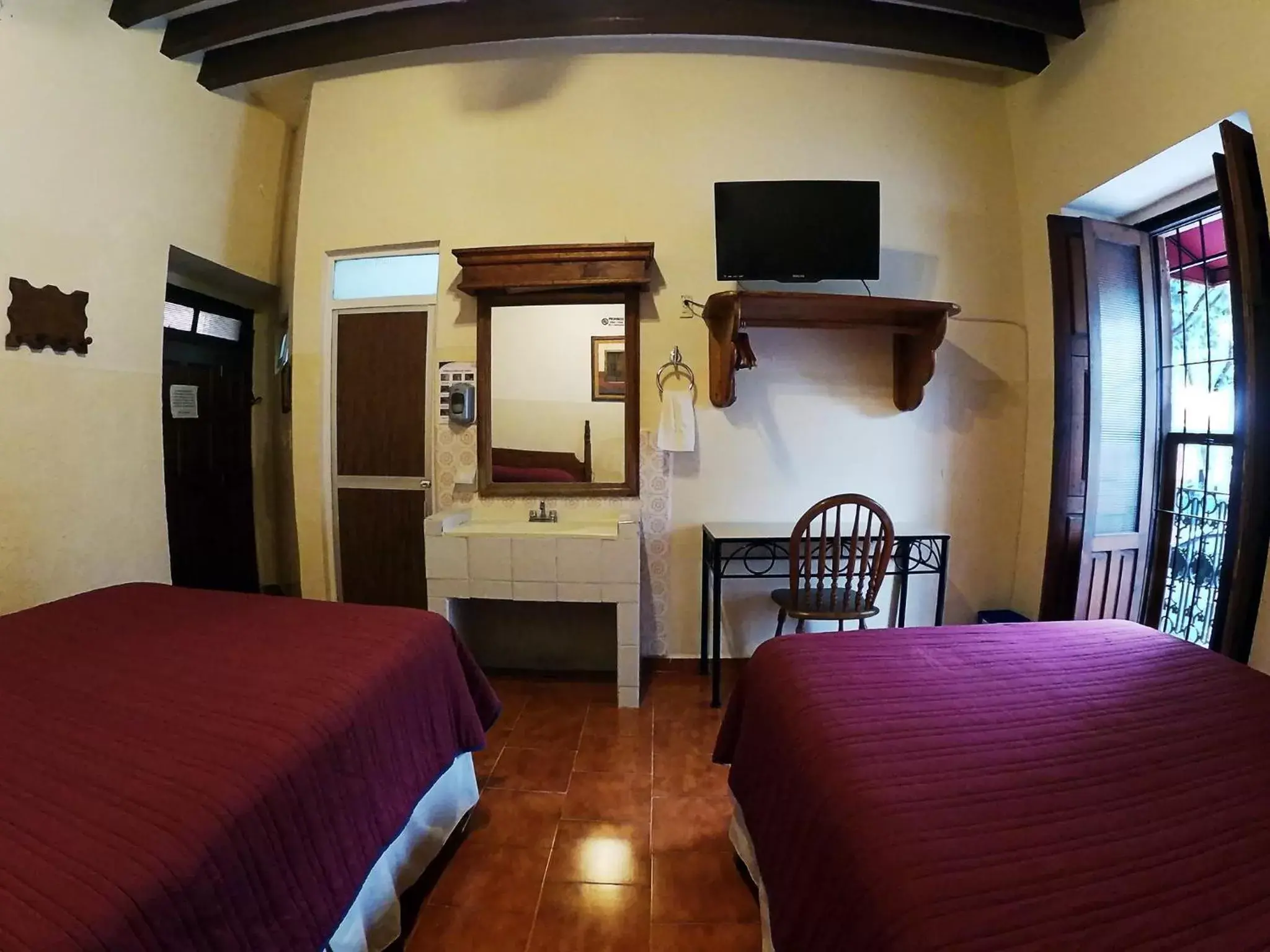 Bed, TV/Entertainment Center in Hotel el Carmen