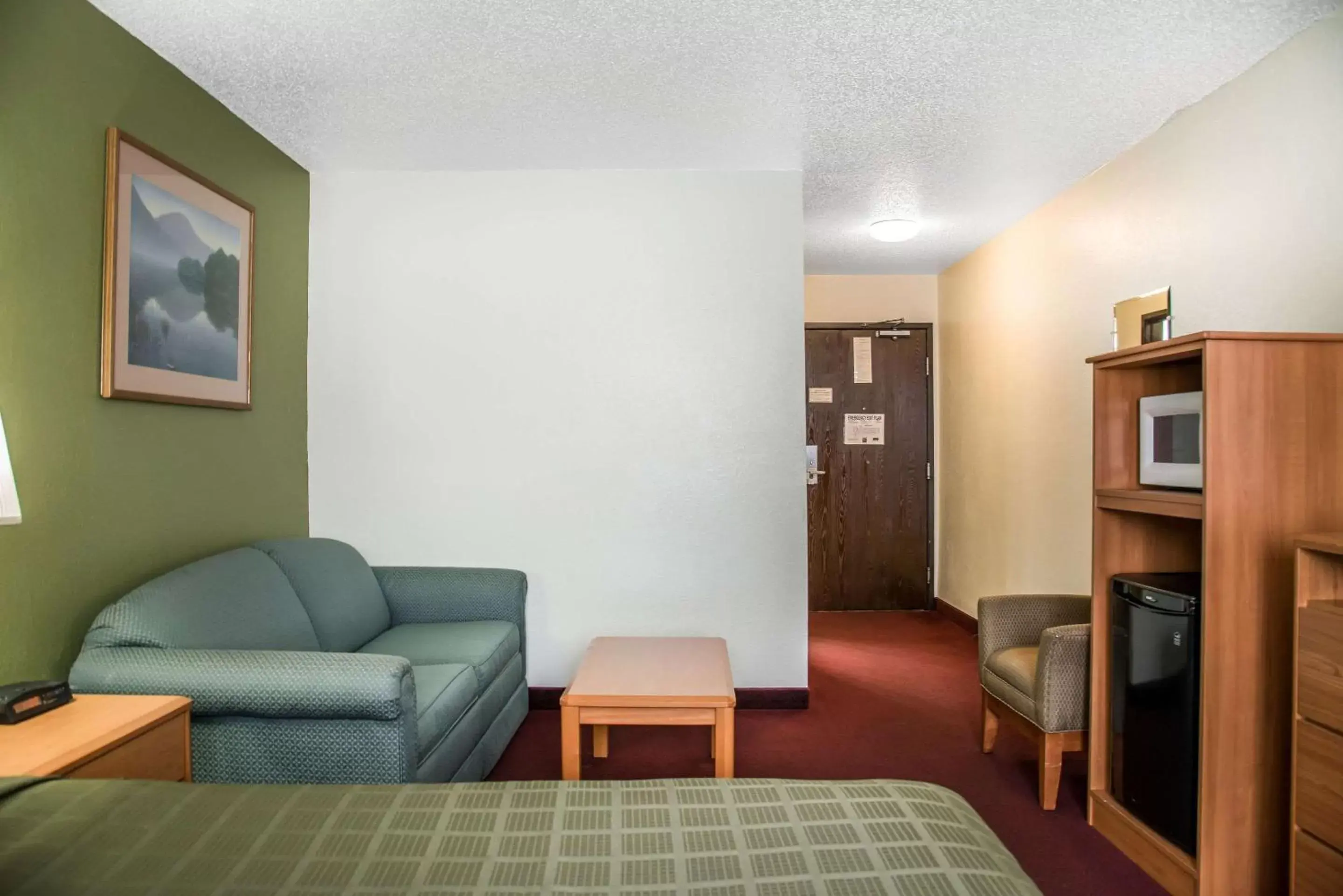 Photo of the whole room, Seating Area in Hudson Inn & Suites