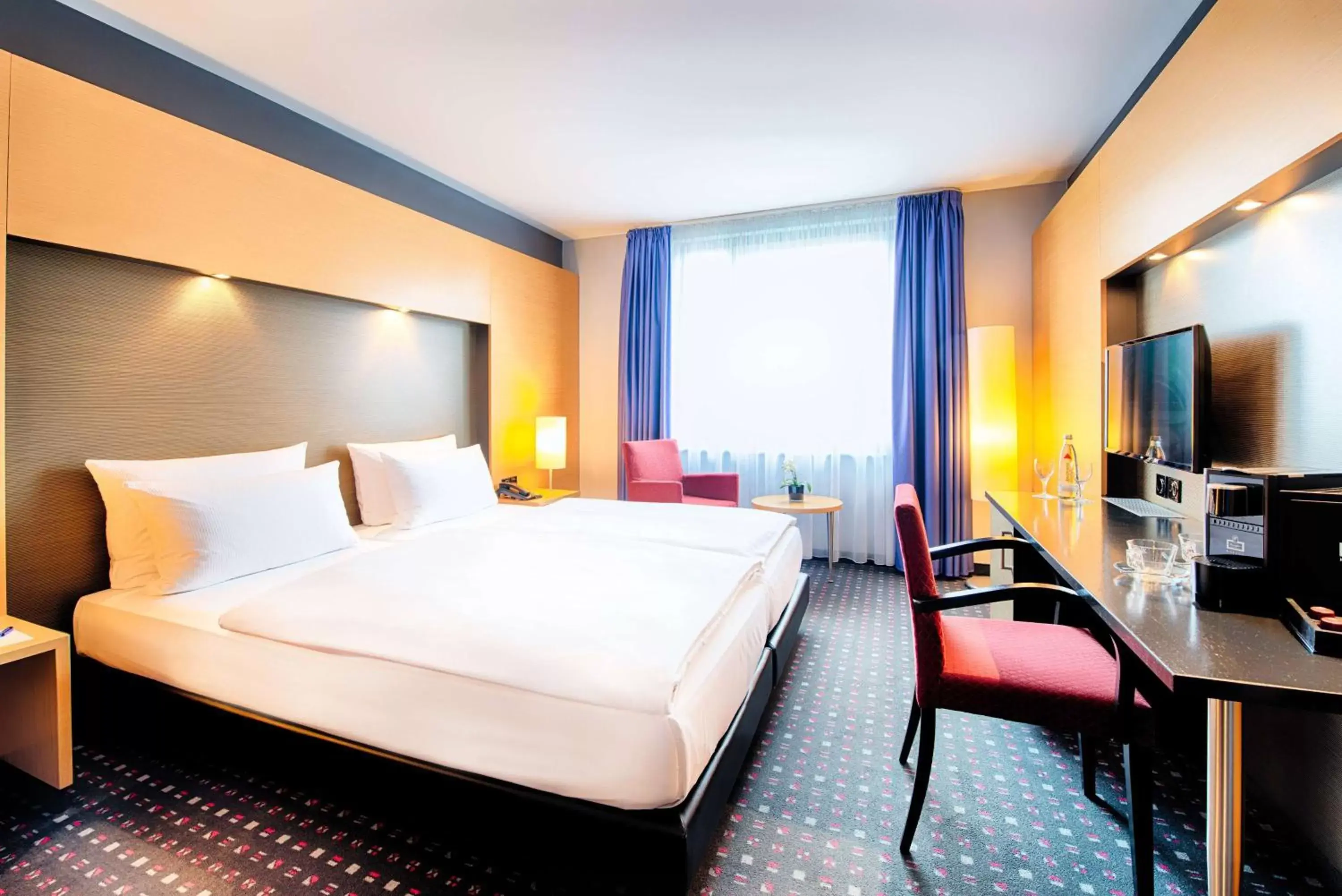 Photo of the whole room, Bed in Ramada by Wyndham Essen