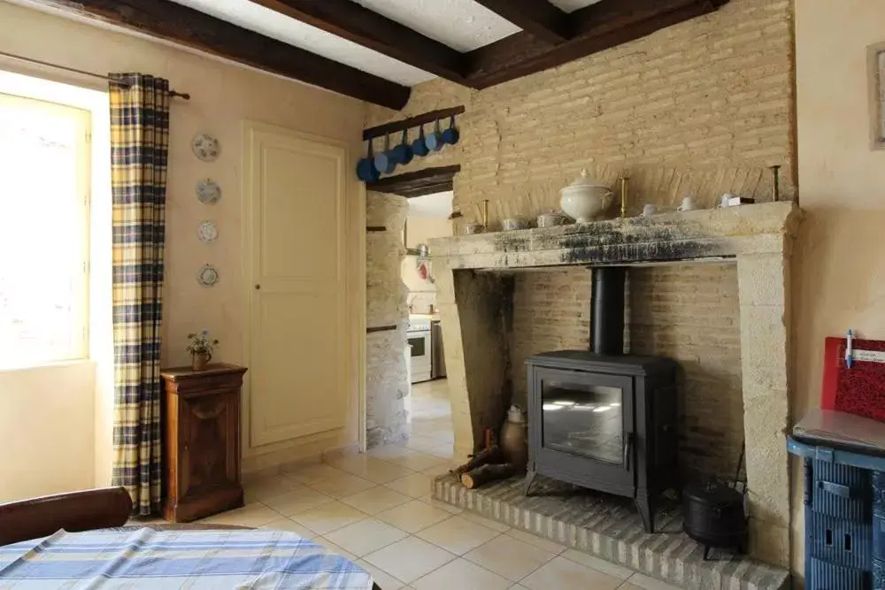 Dining area, TV/Entertainment Center in La Jariette