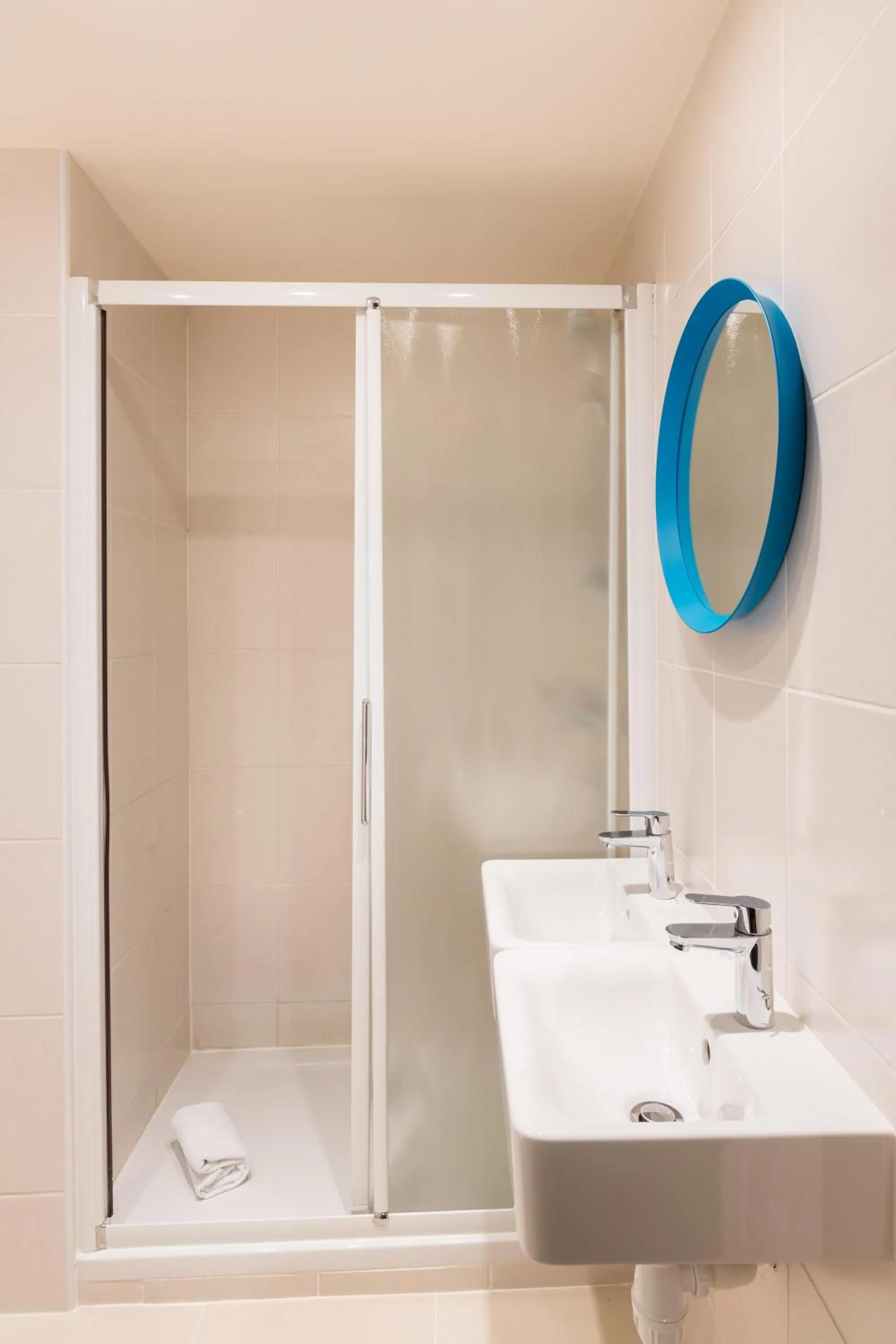 Shower, Bathroom in Hôtel Ozz by Happyculture