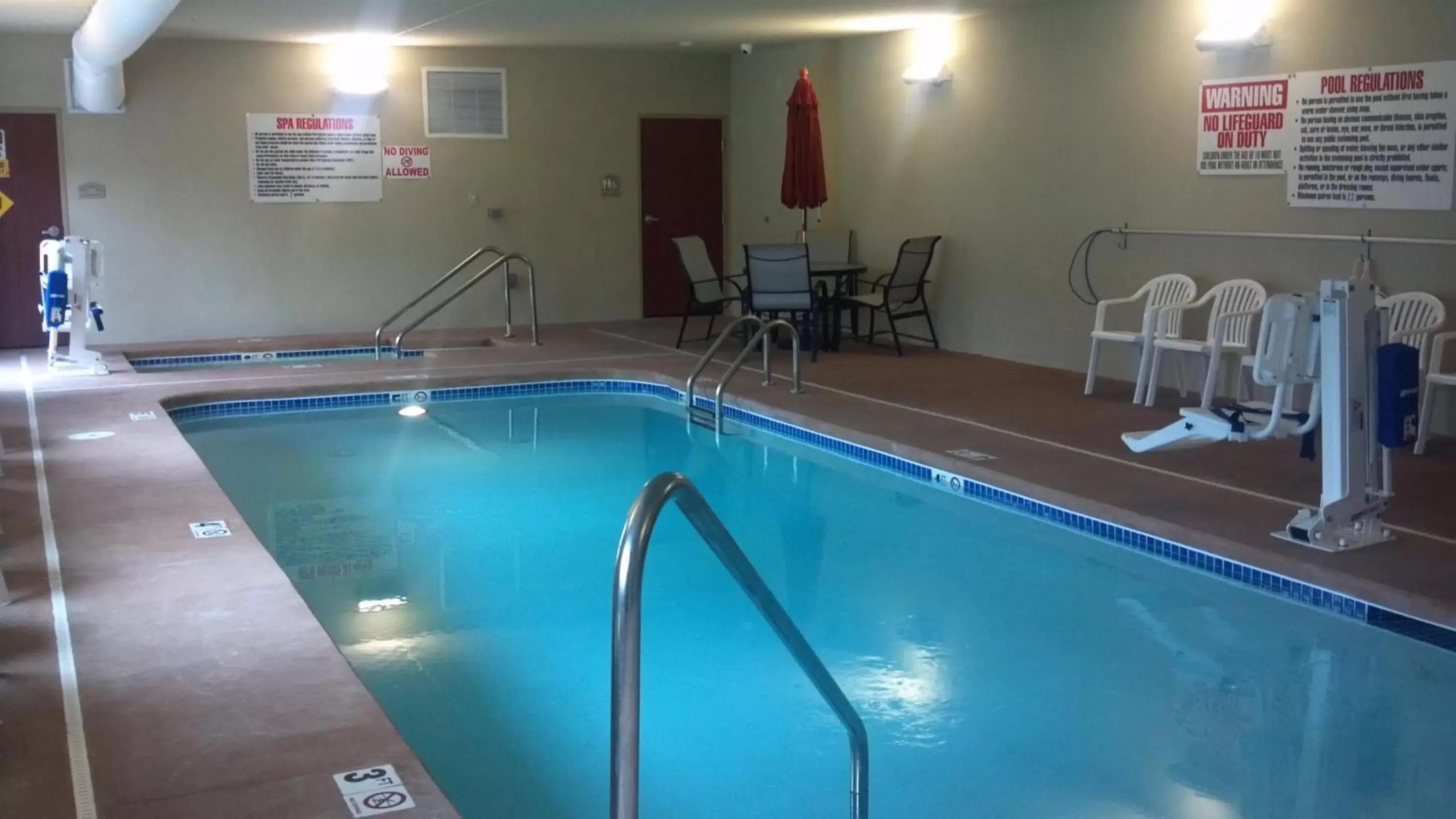 Swimming Pool in Cobblestone Hotel & Suites - Knoxville