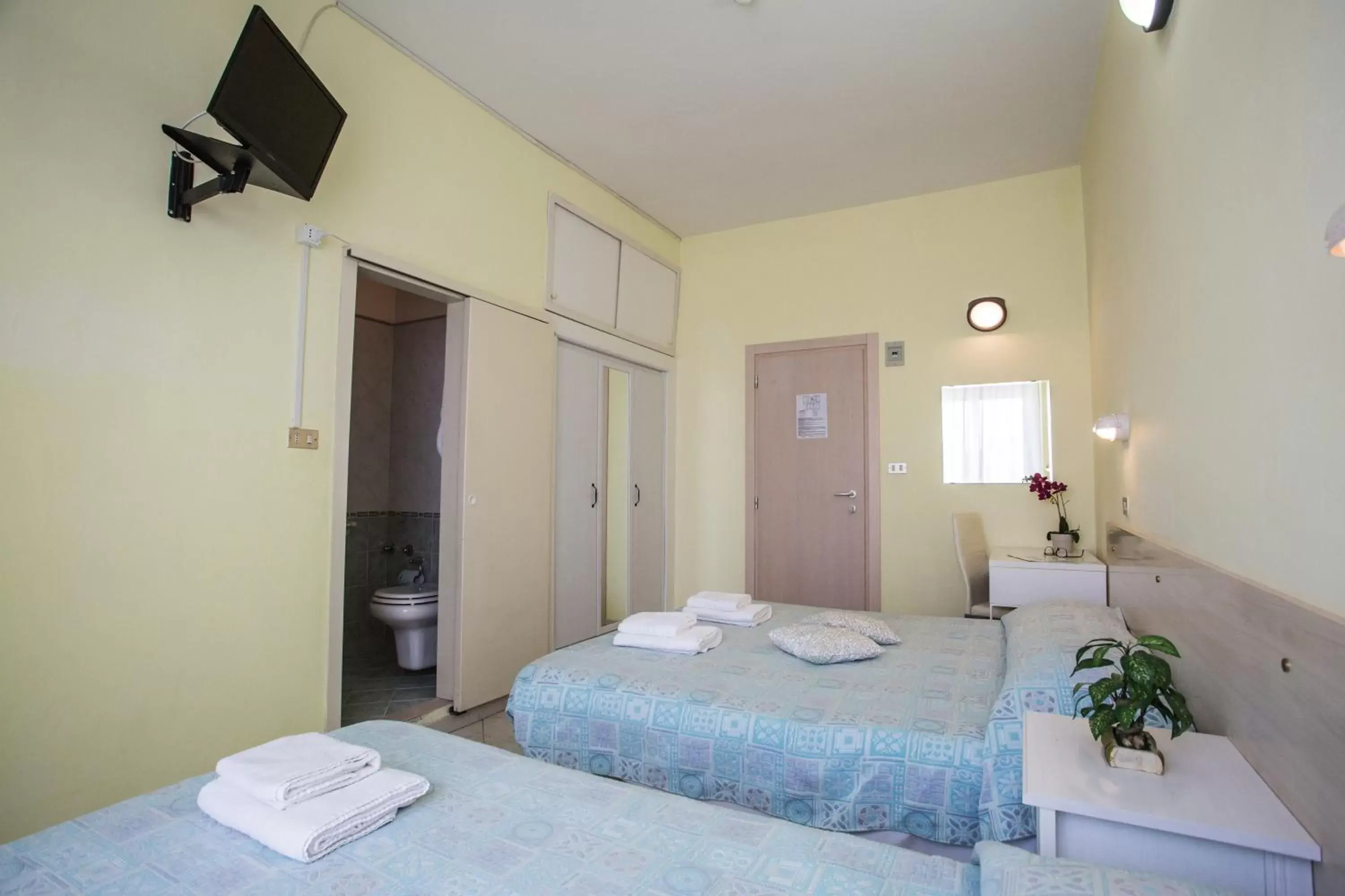 Bathroom, Bed in Hotel Sant'Angelo