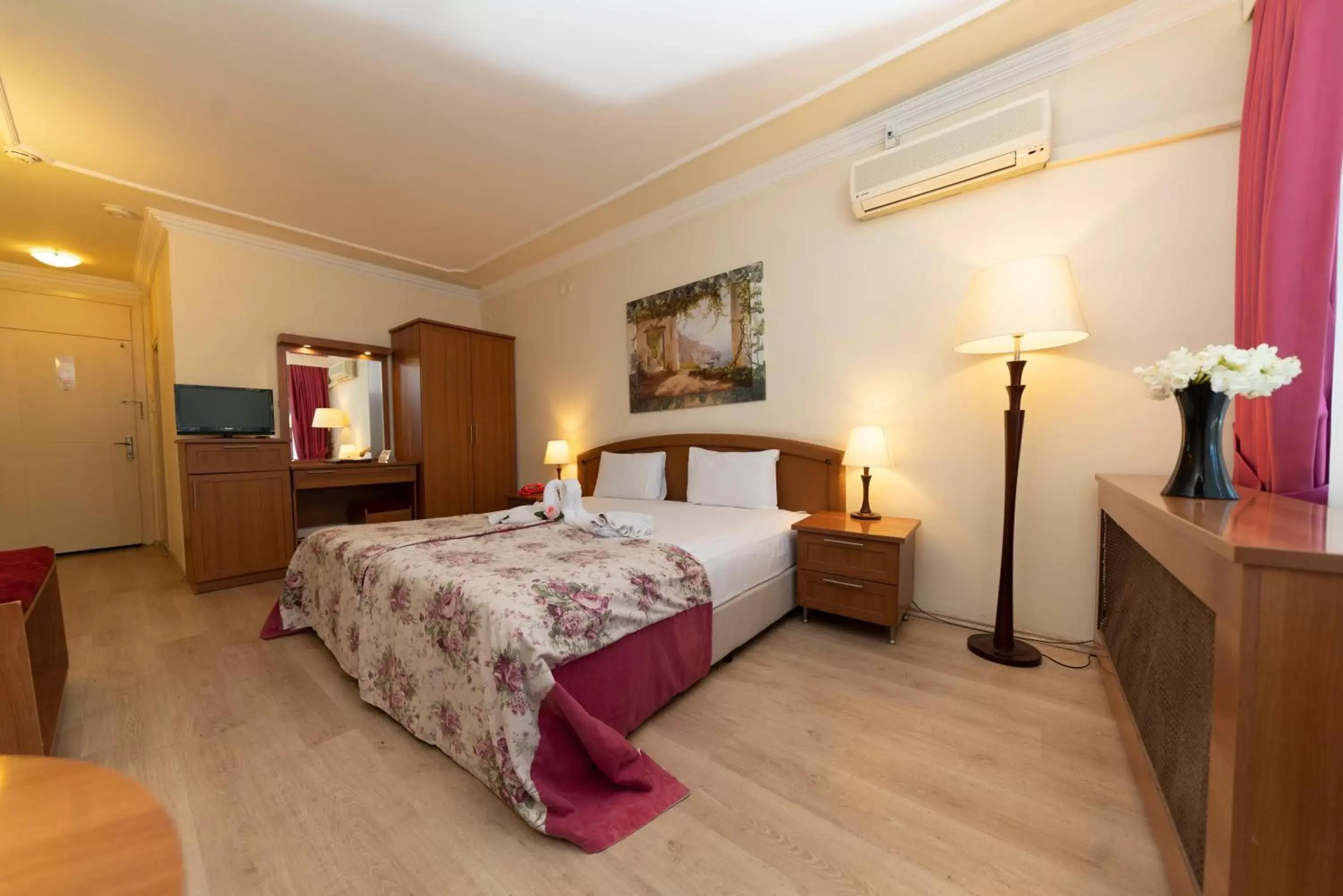 Photo of the whole room in Troia Tusan Hotel Photo of the whole room in Troia Tusan Hotel