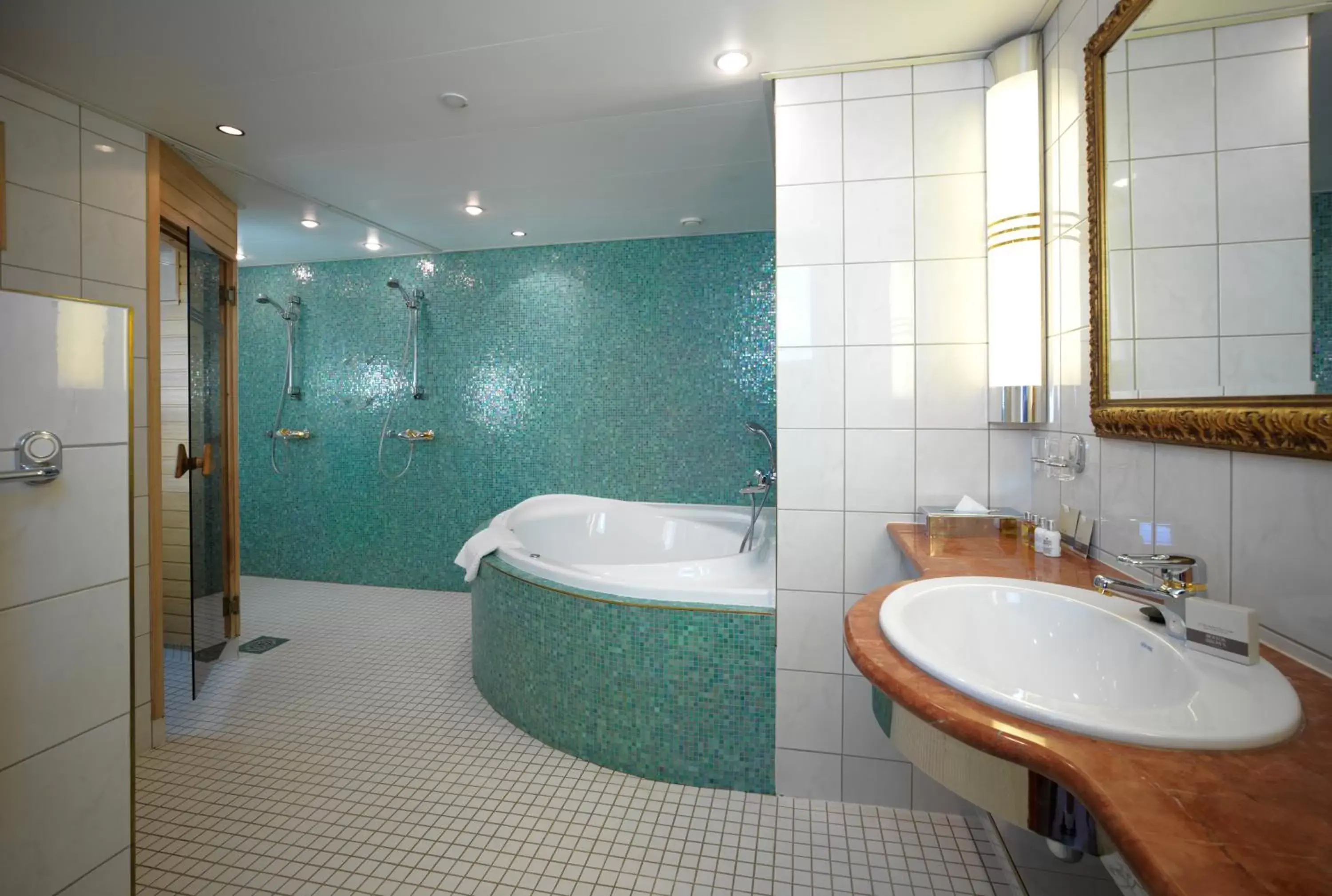 Bathroom in Sunborn London Yacht Hotel