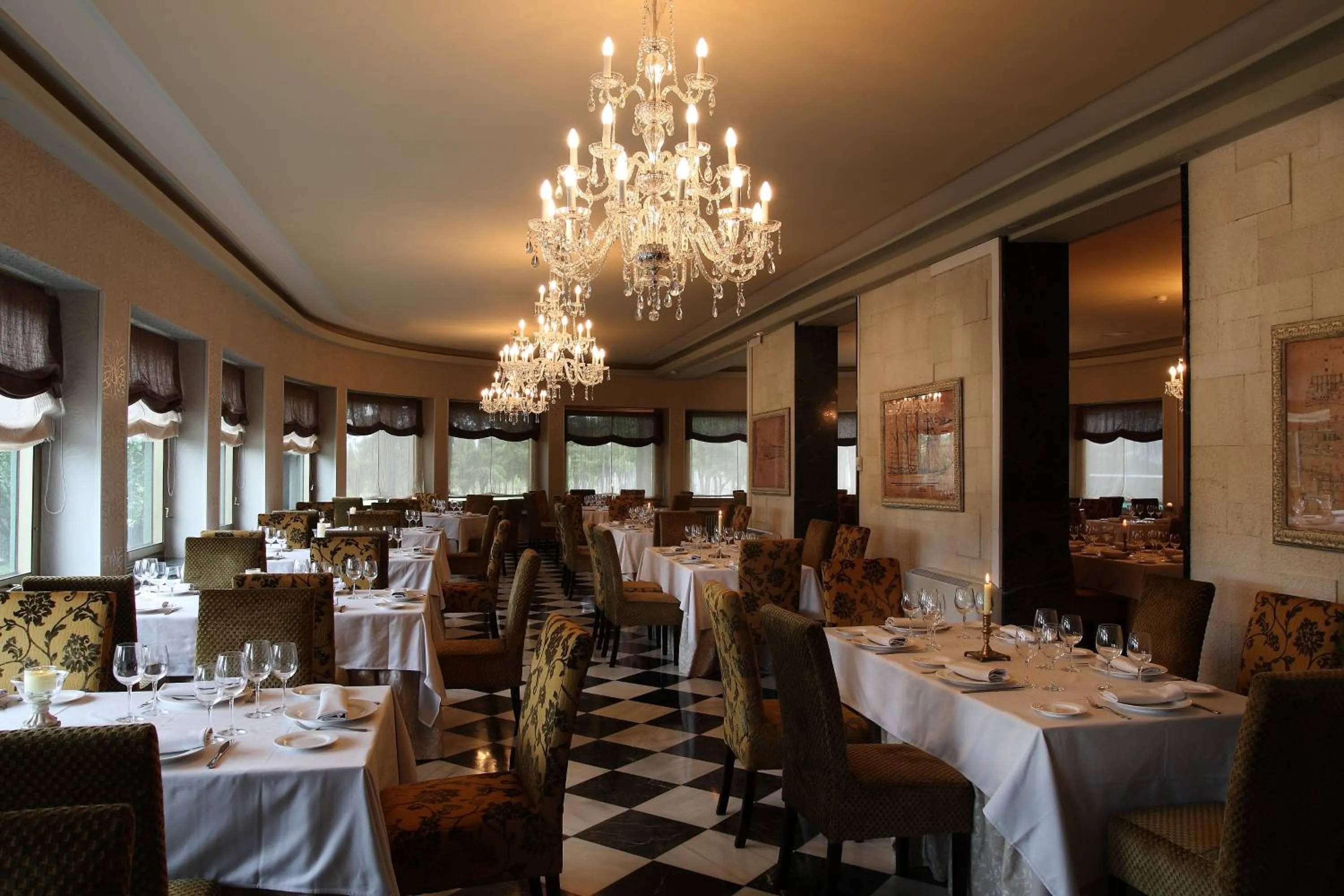 Restaurant/places to eat in Hotel Restaurante El Valles 4 ESTRELLAS