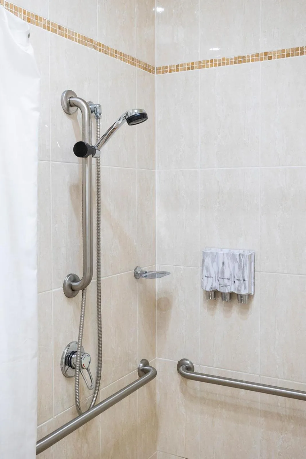 Shower in Hawkesbury Race Club Motel