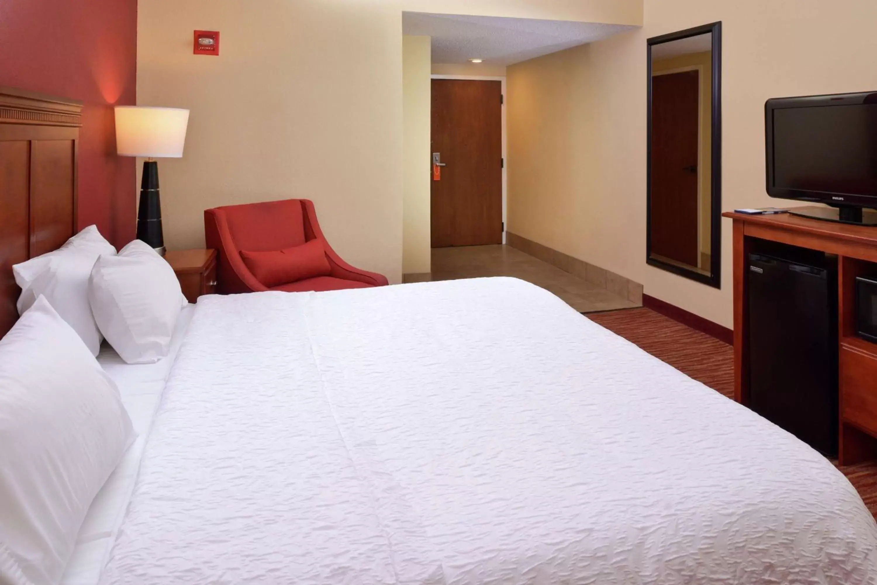 Bedroom, Bed in Hampton Inn Columbus-East